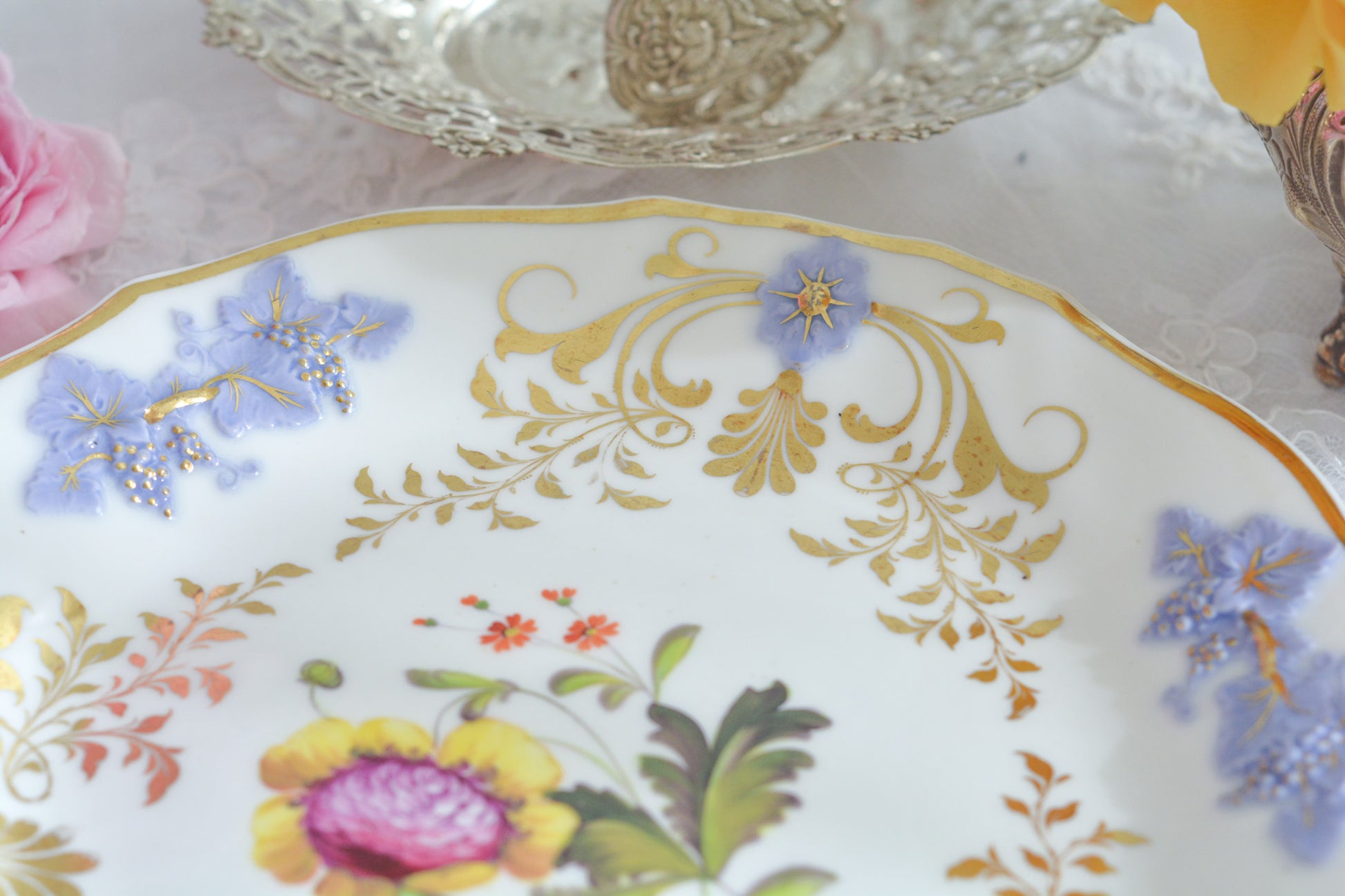 H&Rダニエルは1822年から1846年までという短い期間しか製造していないのですが、とても素晴らしい磁器を作っていたメーカです。 数がとても少なく、なかなか見つけることが難しいのですが「出会えたらいいな」と日々探していてこのプレートに巡り会えました!中央に描かれたお花は繊細なタッチで描かれています。縁の立体的な葡萄とお花の装飾はパープルブルーと金彩で彩られています。 この美しいプレートでティータイムをお楽しみいただけたら嬉しいです。