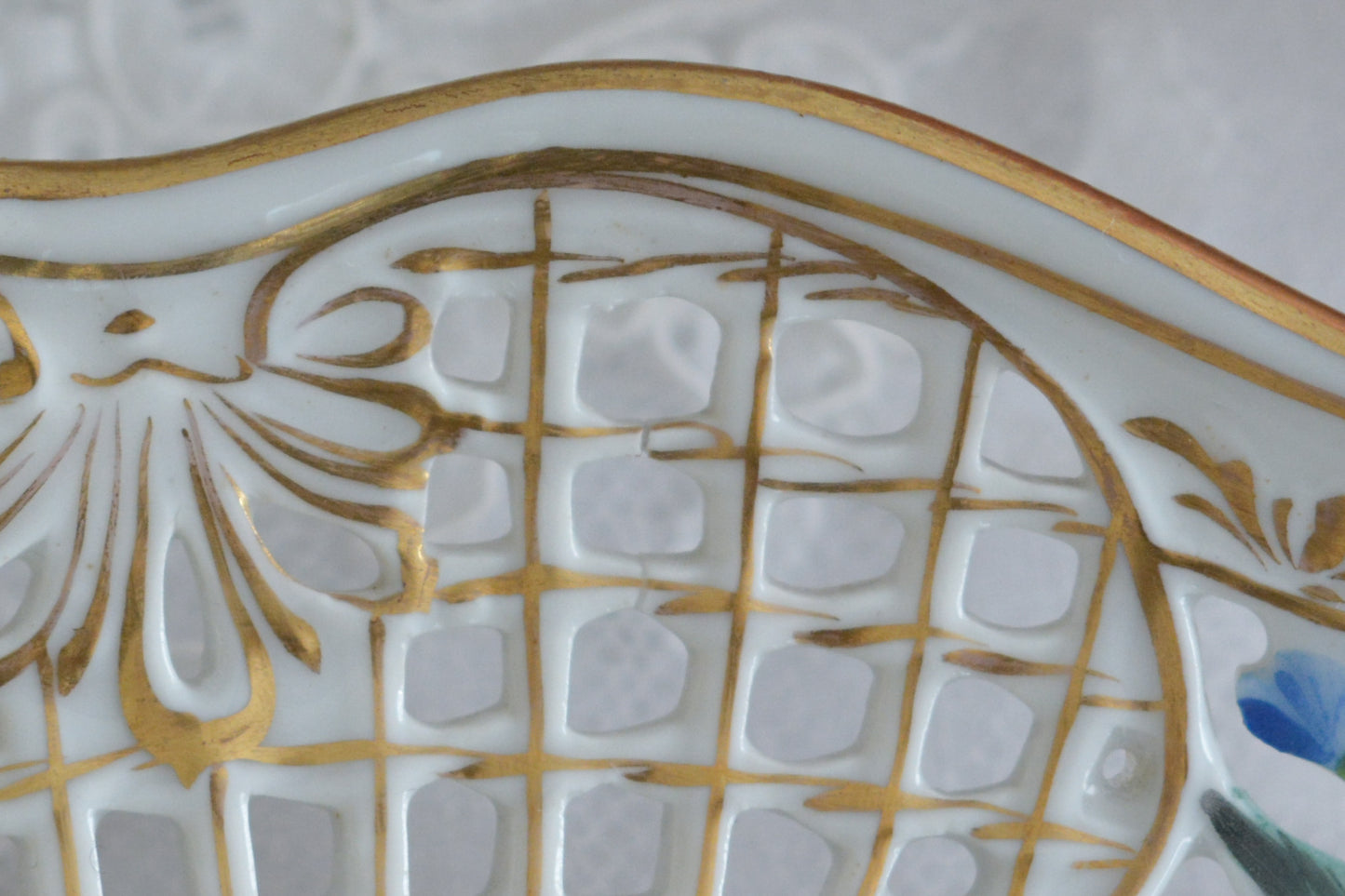 オーストリアの「国の母」とたたえられたハプスブルグ家の女帝「マリア・テレジア」。のちにフランス国王ルイ16世に嫁いだマリー・アントワネットの母でもあります。その名前にふさわしく、また、ウィーンの煌びやかな芸術や宮殿を思わせるような華やかで美しい世界観のプレートです。カール・ティーメの素晴らしいハンドペイントの絵付けをお楽しみください。