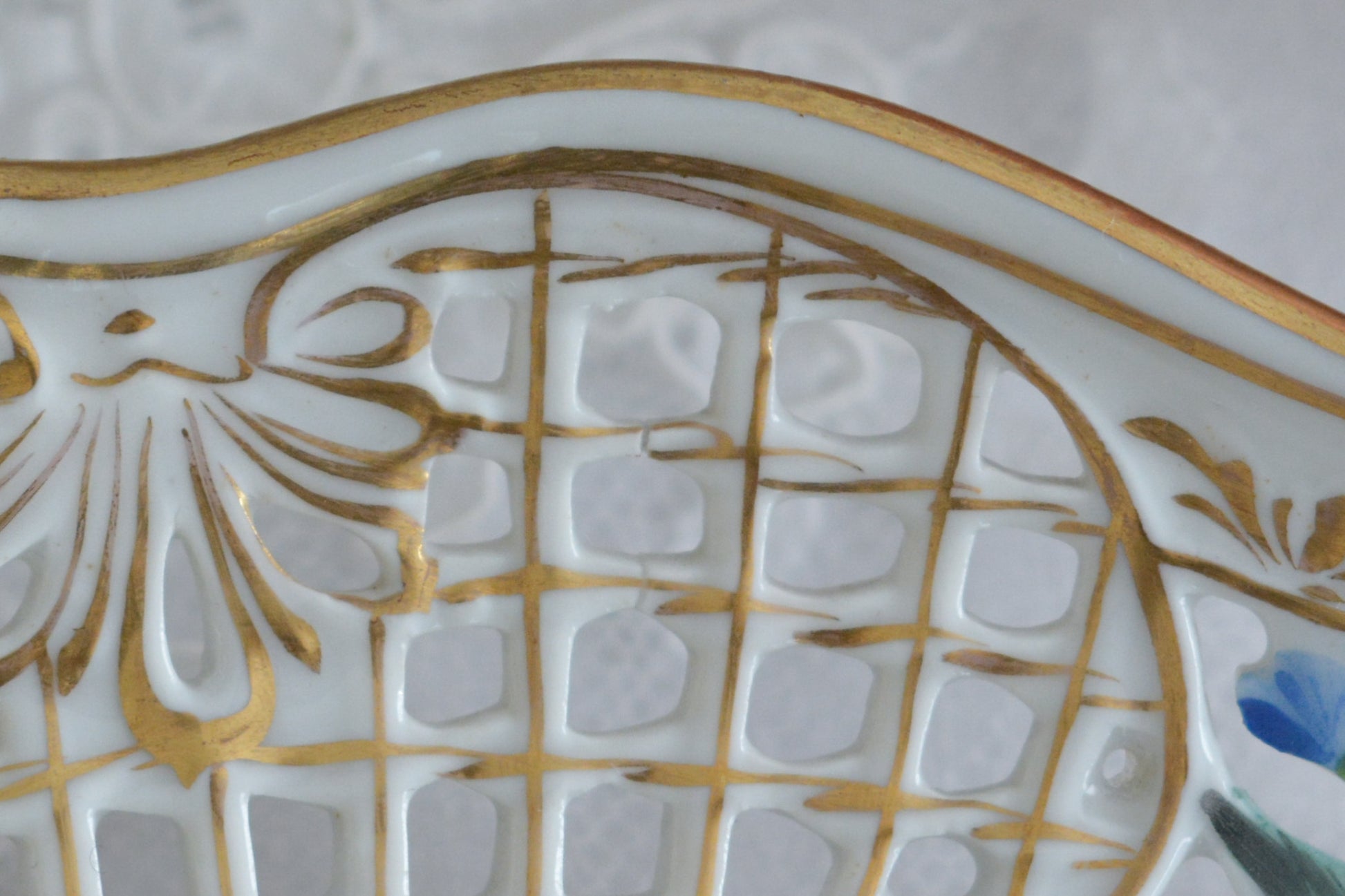 オーストリアの「国の母」とたたえられたハプスブルグ家の女帝「マリア・テレジア」。のちにフランス国王ルイ16世に嫁いだマリー・アントワネットの母でもあります。その名前にふさわしく、また、ウィーンの煌びやかな芸術や宮殿を思わせるような華やかで美しい世界観のプレートです。カール・ティーメの素晴らしいハンドペイントの絵付けをお楽しみください。