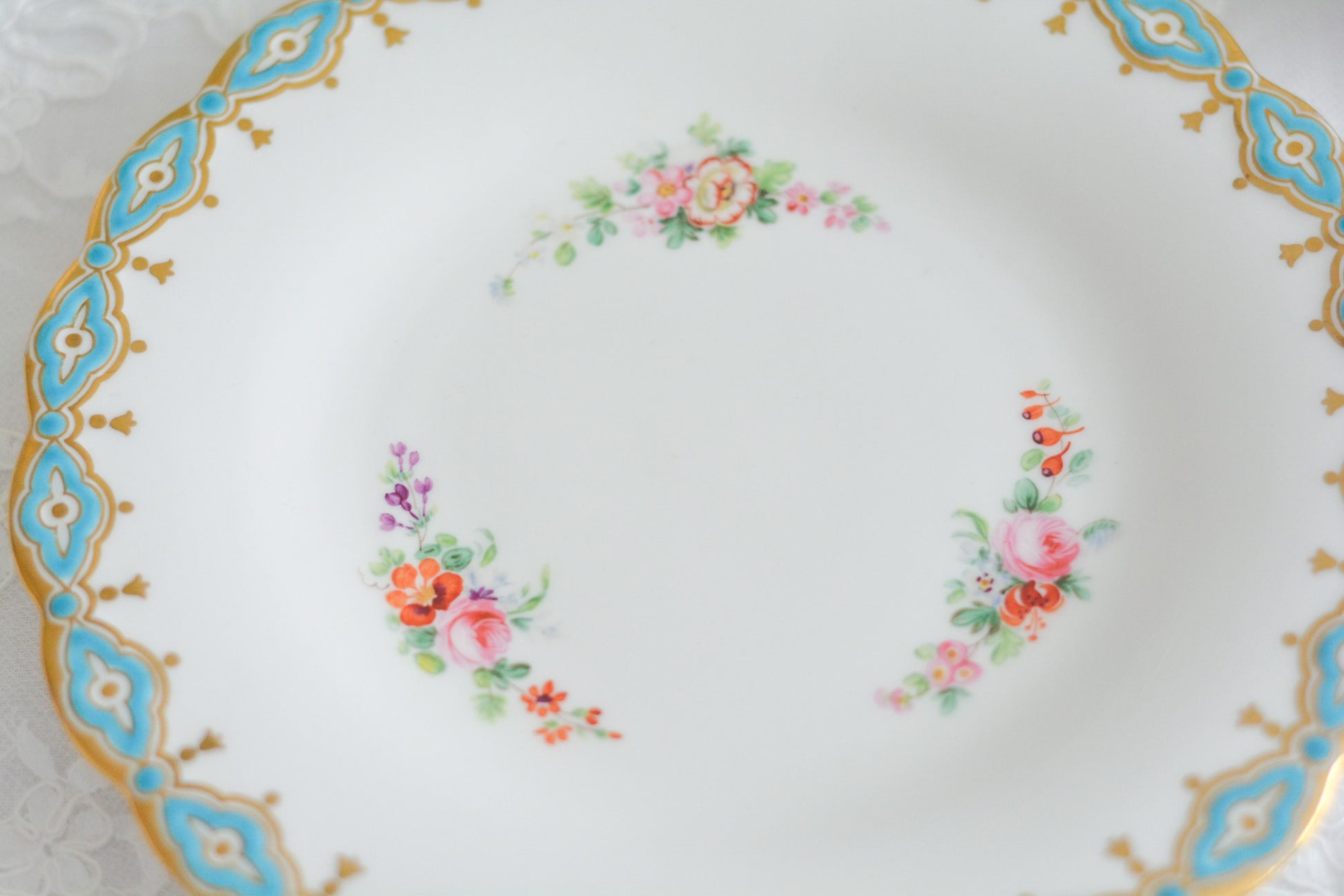 ミントンブルーが際立つ花々が美しいプレート。ハンドペイントで丁寧に描かれた花々が大変美しいです。縁に描かれたミントンブルーの模様がどんなものを盛り付けても引き立ててくれるデザインです