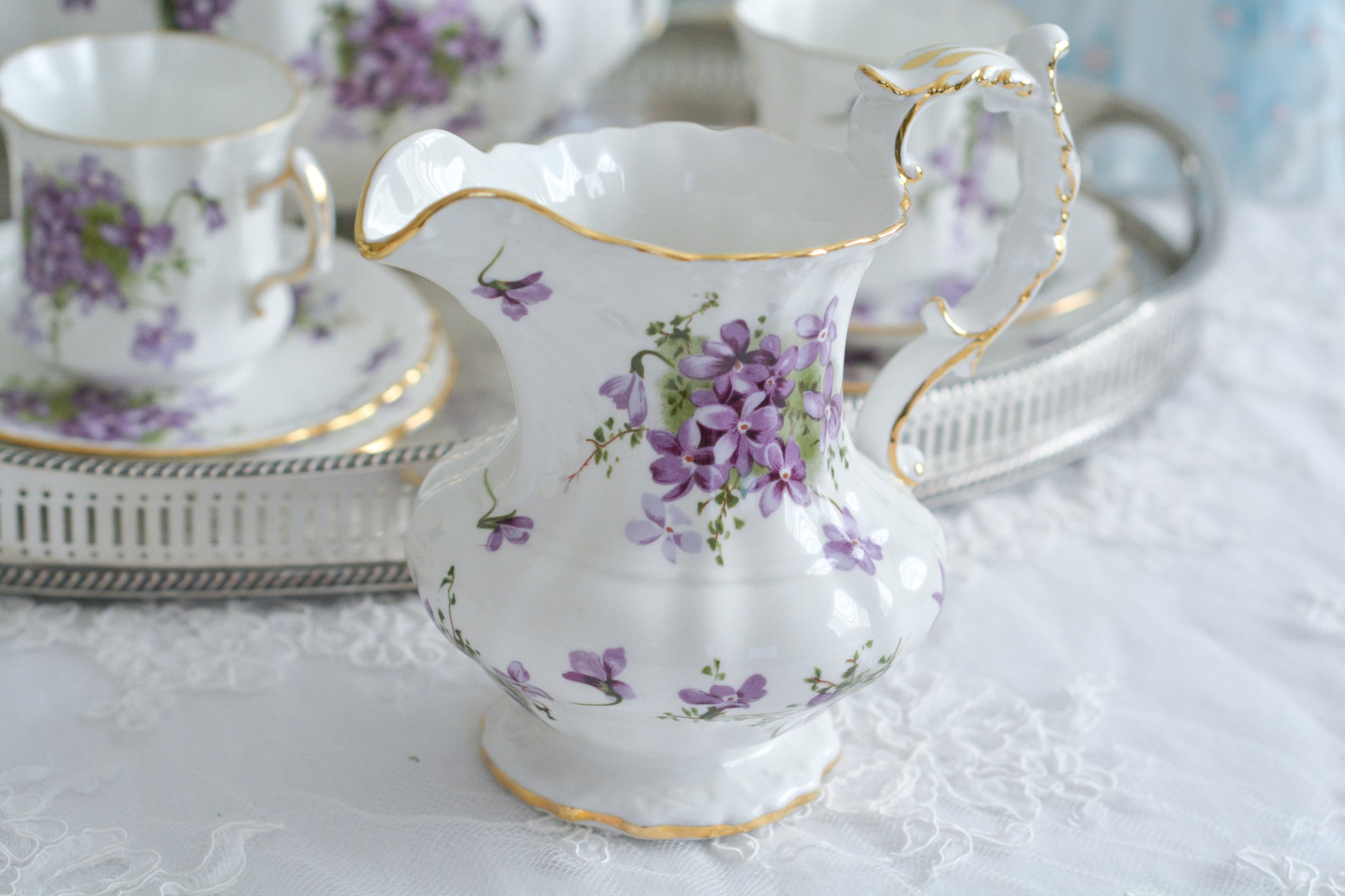 英国ヴィンテージ、ハマースレイの大きなミルクジャグ。人気のヴィクトリアンバイオレットのお品です。とても可憐で優美なデザイン。Rose Antiquesはコールポートをはじめ、英国アンティーク、ヴィンテージの食器をご紹介しています。