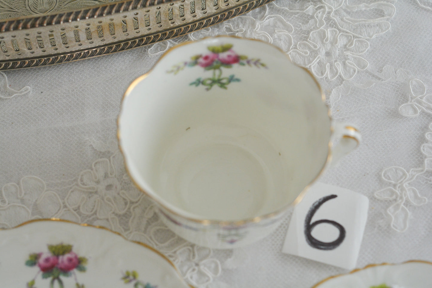 コリンウッドのリボンにバラのガーランドがとっても可愛らしいティートリオ、ミルクジャグ、スロップボウル、デザートプレートがやってきました!ハンドペイントで色つけされたバラやリボンを眺めているだけで気持ちが上向きになる可愛らしさです。ぜひ春のティータイムに。プルダウンから、単品ご選択頂けます