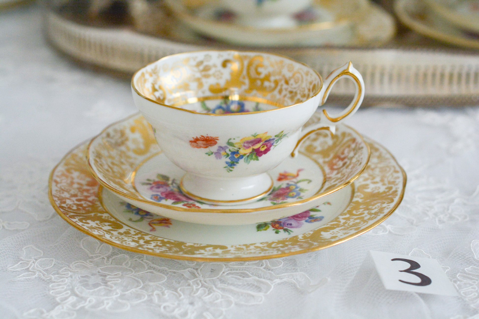 ハマースレイの豪華なティートリオとB&Bプレート。金彩の華やかな模様にブーケ柄のプリントが映えます。ハマースレイらしい優美なシェイプで、ティータイムに花を添えてくれるデザインです。それぞれ状態が異なりますので、プルダウンよりお選びください。ティートリオの④〜⑥はカップにヒビがあり、水漏れするため観賞用としてお勧めします。プレートはそれぞれお使いいただけます。