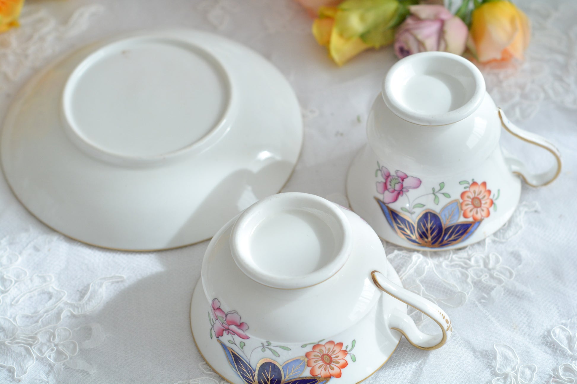 伊万里スタイルが美しいトゥルートリオ。コールポートのエンパイアシェイプによく似ています。1820年〜30年頃の作品と思われ、約200年が経過してなお美しく凛とした姿は日本の侘び寂びにも通じるのではないでしょうか?紅茶、コーヒーだけでなく、緑茶にもよく合いそうですね。トゥルートリオは、ティーカップ、コーヒーカップ、ソーサーのセットで、紅茶とコーヒーどちらもお楽しみいただけるセットです。