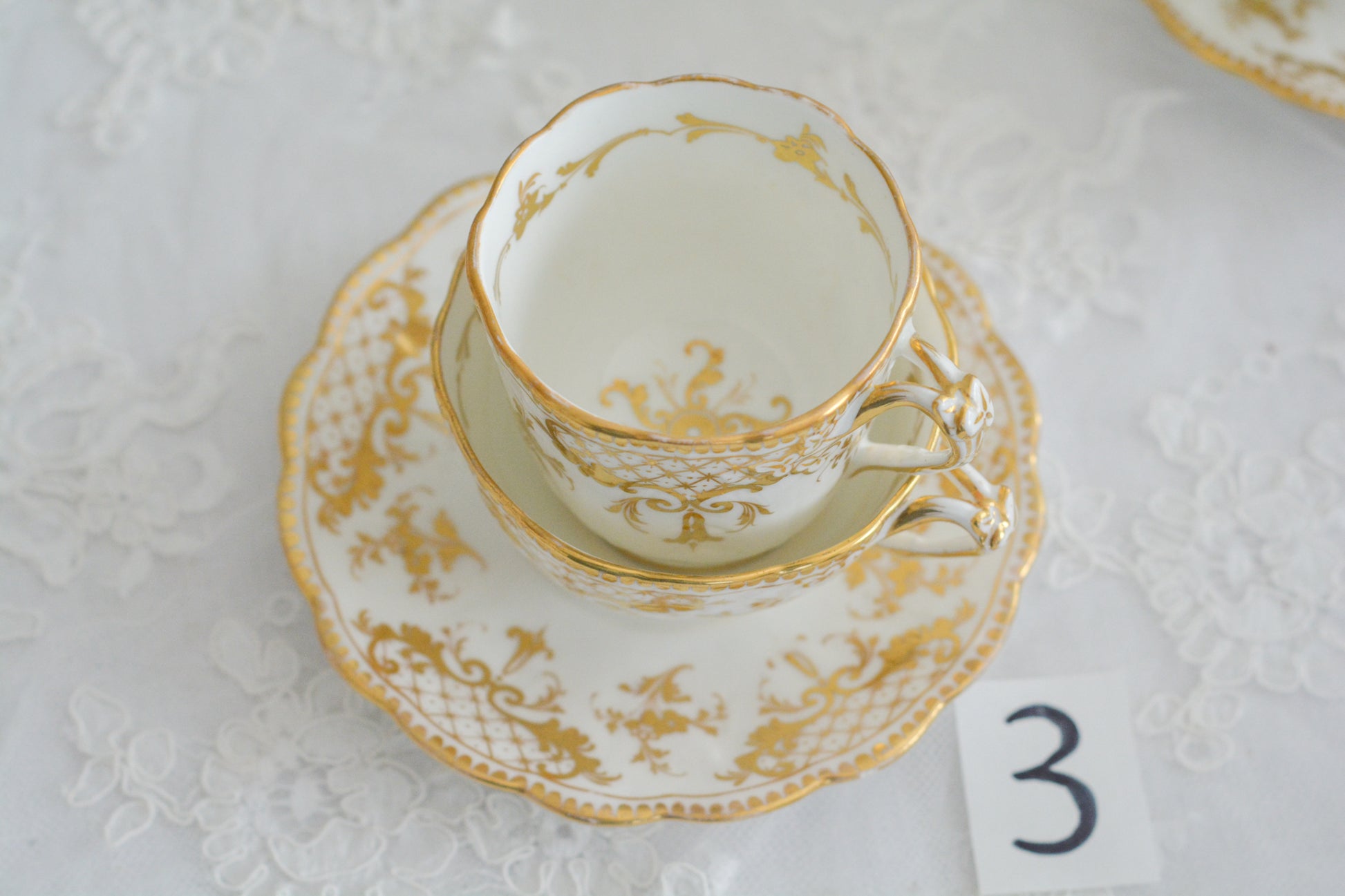 リッジウェイのFoliage Shapeのトゥルートリオ。ハンドル部分には葉っぱの模様がついていてとても可愛らしいシェイプです。白磁に金彩の模様がとても豪華でリッジウェイらしい作品です。トゥルートリオは、ティーカップ、コーヒーカップ、ソーサーのセットでヴィクトリア時代の初期頃まではトリオといえばこちらが主流でした。今ではとても貴重になっています。紅茶もコーヒーも楽しめるのがいいですね。