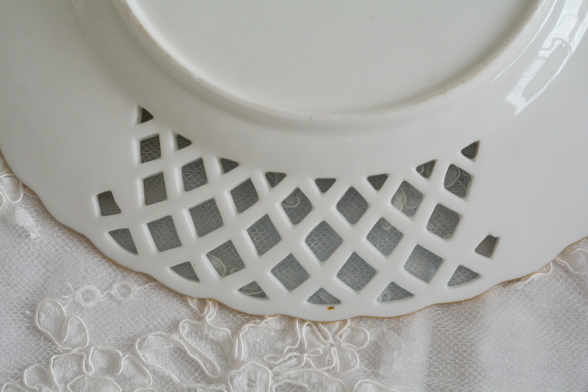 英国アンティークの中でも特に貴重なミントン8800番プレート。ミントンブルーの格子模様に、ハンドペイントの花々が大変美しいミントンの至宝のプレートです。