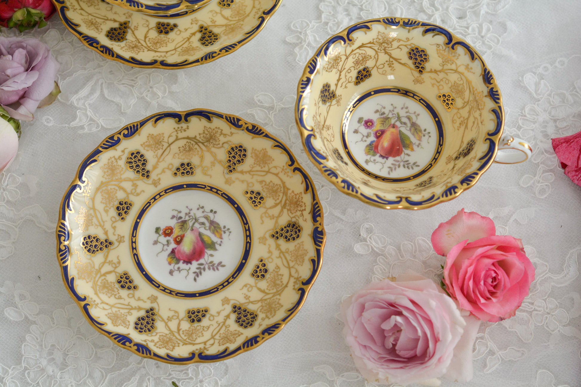 コールポートの1800年代の作品のリバイバルシリーズのオールドコールポートシリーズ。色々なお品がリバイバルされています。こちらはアデレードシェイプのリバイバル。ハンドルはアデレードシェイプハンドルではなくリングハンドルで、素磁も厚めに作られています。ロココリバイバルスタイルの優雅なデザインが美しいです。葡萄やフルーツ、お花の模様が大変豪華で美しいお品です。