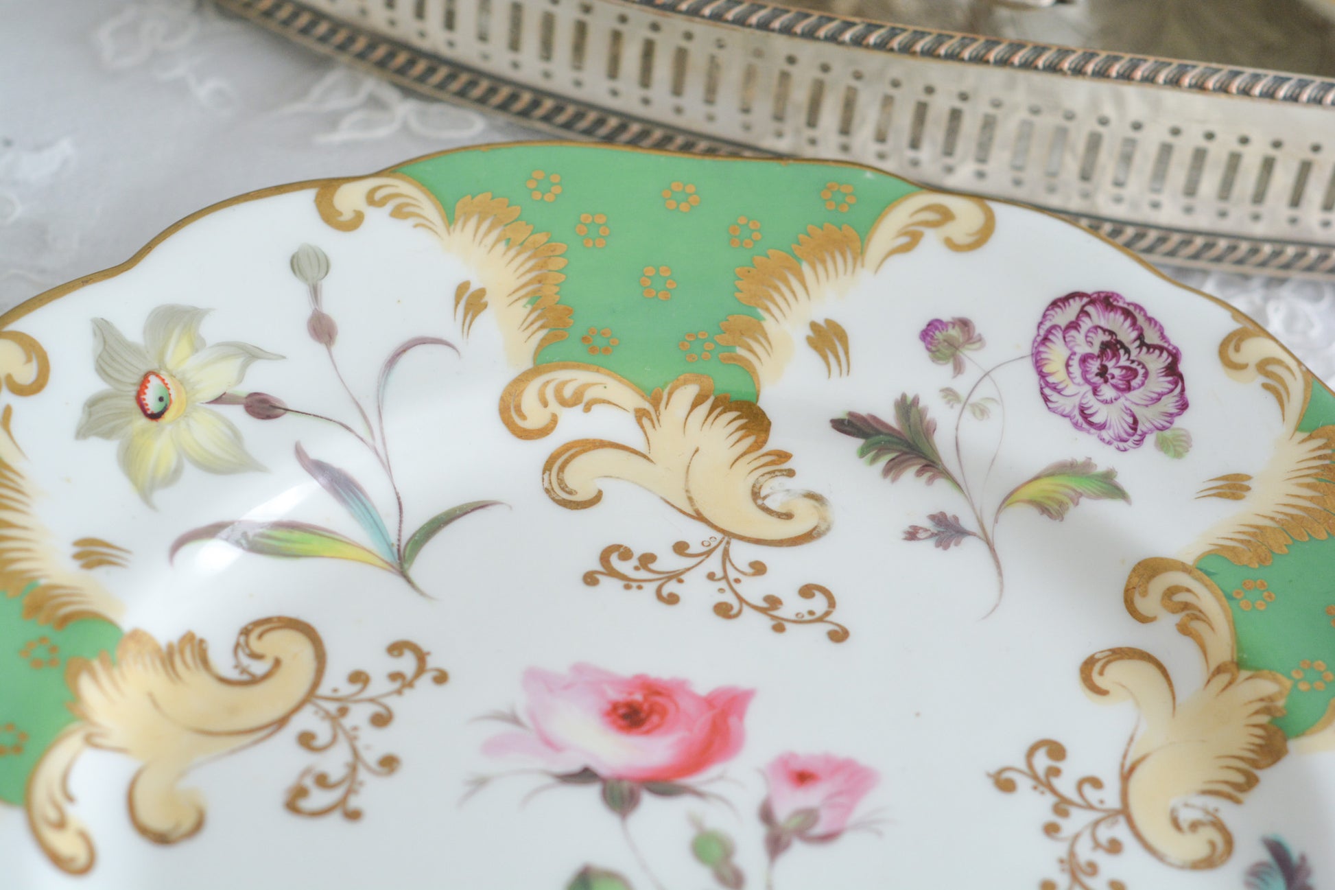 J.Green&Sonsという小売店のプレートです。J.Green&Sonsは1934年から1842年に聖ポール大聖堂近くに店を構えていました。大きなお店だったようです。メーカーのバックスタンプはありません。小売店の希望でメーカーのバックスタンプを入れなかったと推察しています。ハンドペイントで丁寧に描かれた1輪の花々。とても大変生き生きと描かれていて、見ていて飽きません。