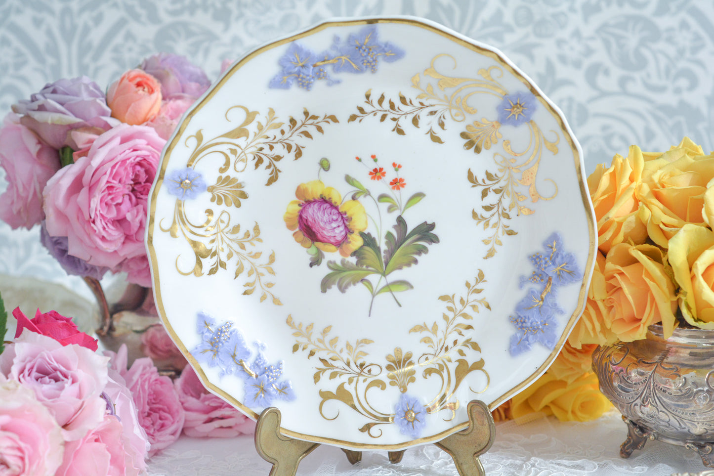 H&Rダニエルは1822年から1846年までという短い期間しか製造していないのですが、とても素晴らしい磁器を作っていたメーカです。 数がとても少なく、なかなか見つけることが難しいのですが「出会えたらいいな」と日々探していてこのプレートに巡り会えました!中央に描かれたお花は繊細なタッチで描かれています。縁の立体的な葡萄とお花の装飾はパープルブルーと金彩で彩られています。 この美しいプレートでティータイムをお楽しみいただけたら嬉しいです。