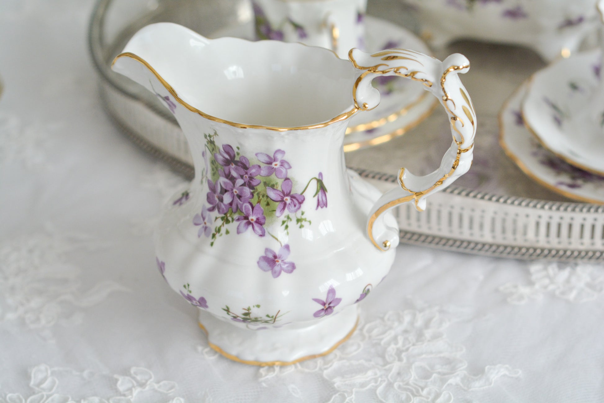 英国ヴィンテージ、ハマースレイの大きなミルクジャグ。人気のヴィクトリアンバイオレットのお品です。とても可憐で優美なデザイン。Rose Antiquesはコールポートをはじめ、英国アンティーク、ヴィンテージの食器をご紹介しています。