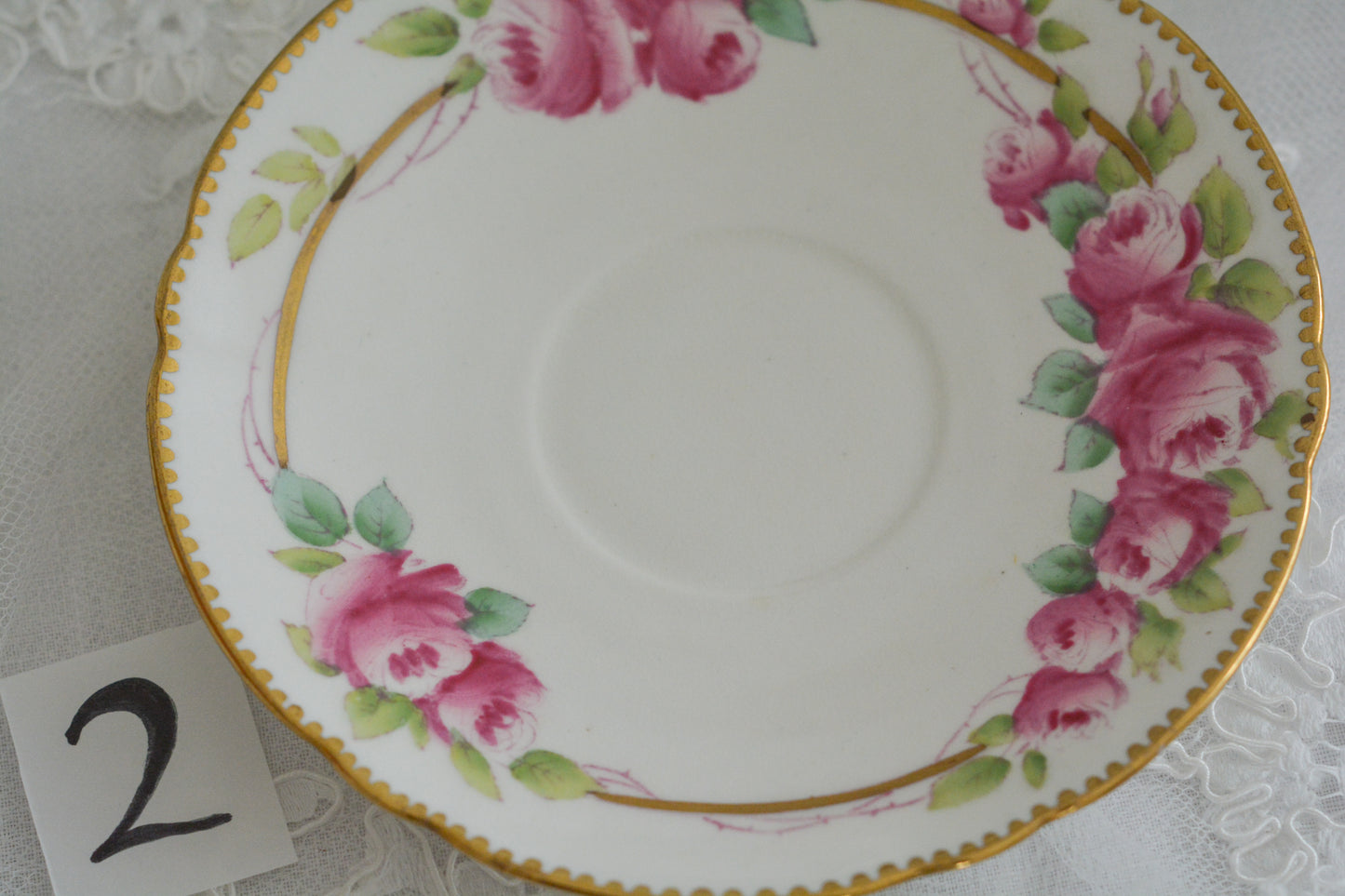 シェリーの美しいティートリオがやってきました。ハンドペイントで描かれたバラが大変華やかです。やはりハンドペイントは立体感があり美しいなと思います。ハンドルも凝った作りで細部まで美しい。春のティータイムのテーブルコーディネートに花を添えてくれますよ。イースターのコーディネートにもぜひ。