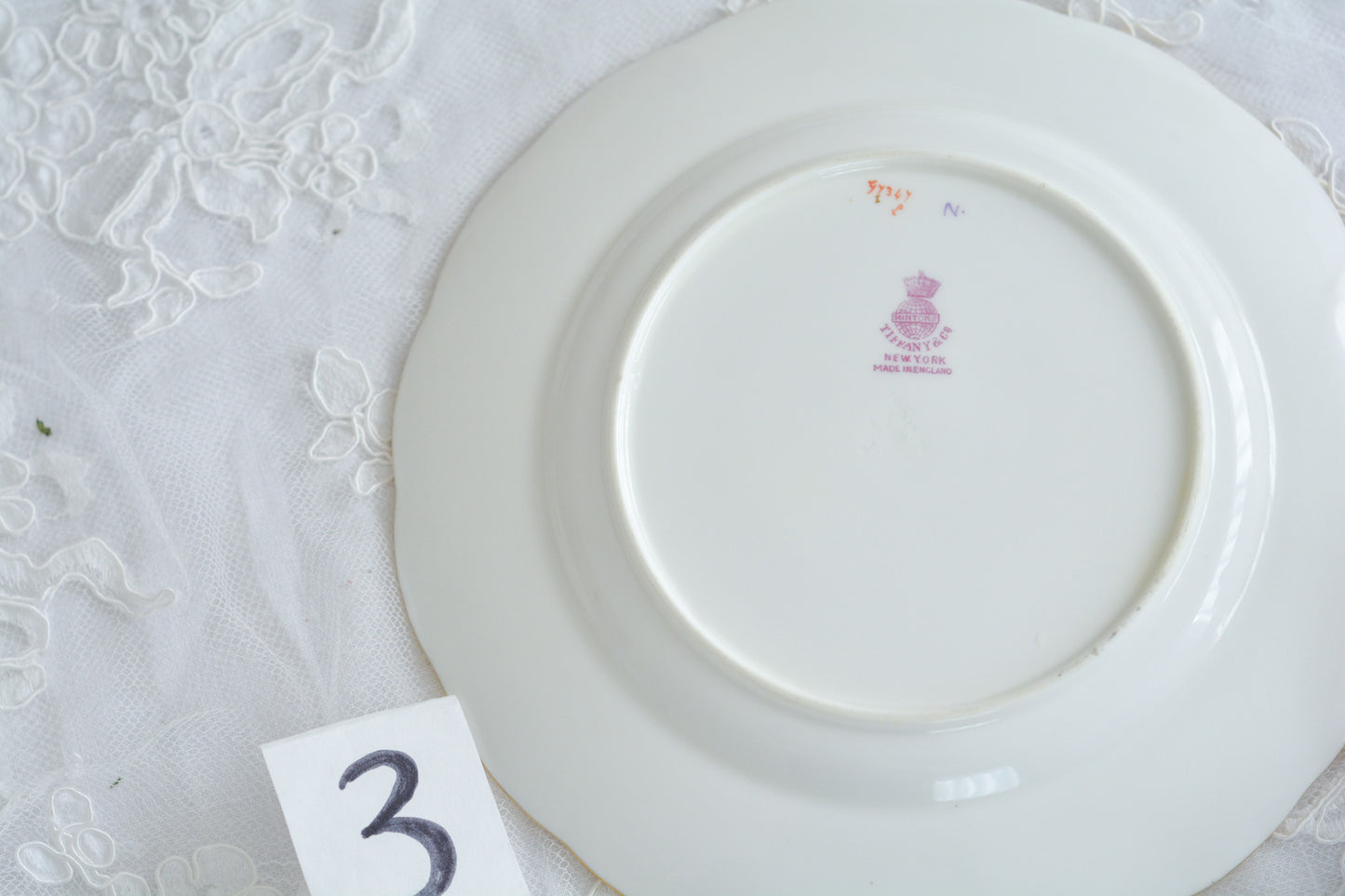 ティファニー特注の洗練された美しさとエナメルジュールの高度な技法で描かれた立体的なドット模様が素晴らしい、ミントンのデザートプレートです。ティファーニーらしい上品なプレートですね。ミントンブルーのプレートでデザートタイムをお楽しみください。こちらはどのプレートにも貫入が見られます。そのためお買い得価格になっています。