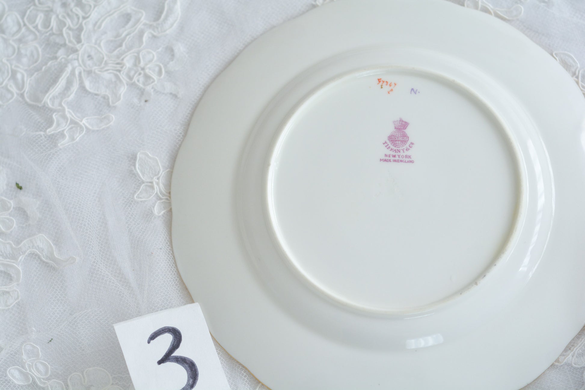 ティファニー特注の洗練された美しさとエナメルジュールの高度な技法で描かれた立体的なドット模様が素晴らしい、ミントンのデザートプレートです。ティファーニーらしい上品なプレートですね。ミントンブルーのプレートでデザートタイムをお楽しみください。こちらはどのプレートにも貫入が見られます。そのためお買い得価格になっています。