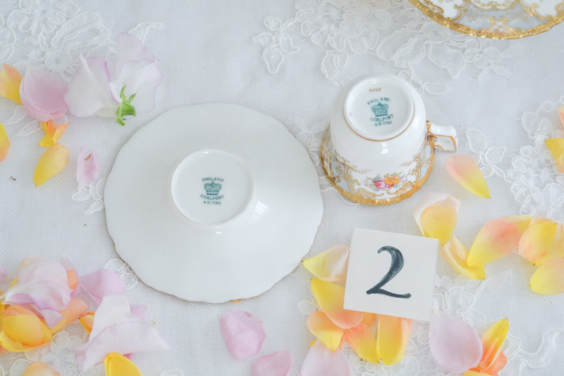 コールポートの人気シリーズ「バットウィング」。バットウィングは、たくさんのカラーバリエーションがあります。グレーカラーはレアカラーで、優しく明るい雰囲気。金彩もとても豪華でテーブルにあるだけでキラキラと輝いて見えます。デミタスカップの小さな世界に豪華で美しい模様がぎゅっと詰まった大変素晴らしいお品です。バットウィングシリーズも状態の良いお品は入手困難になってきました。貴重なグレーのバットウィングの輝きをどうぞお楽しみください。