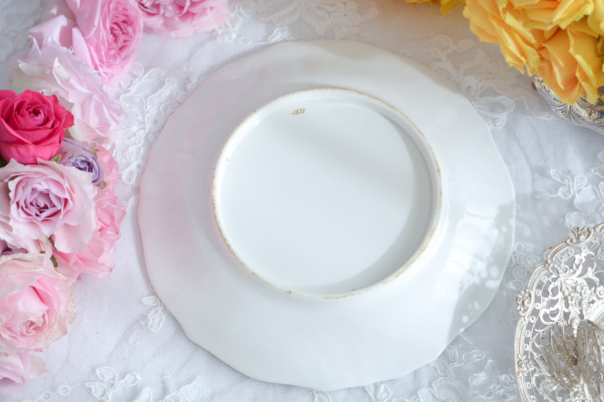 H&Rダニエルは1822年から1846年までという短い期間しか製造していないのですが、とても素晴らしい磁器を作っていたメーカです。 数がとても少なく、なかなか見つけることが難しいのですが「出会えたらいいな」と日々探していてこのプレートに巡り会えました!中央に描かれたお花は繊細なタッチで描かれています。縁の立体的な葡萄とお花の装飾はパープルブルーと金彩で彩られています。 この美しいプレートでティータイムをお楽しみいただけたら嬉しいです。