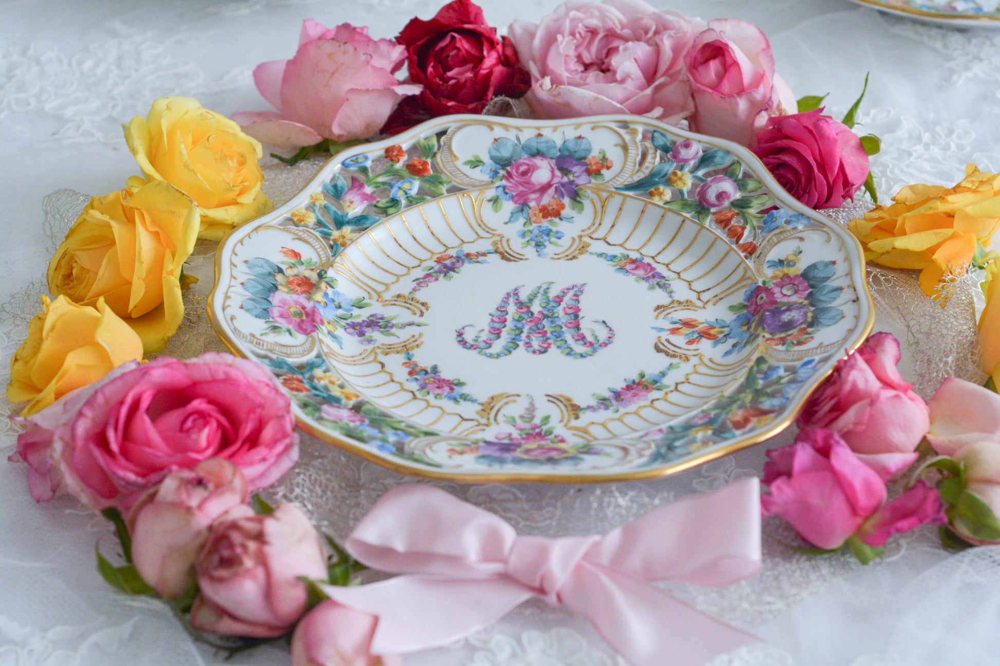 花文字でマリーアントワネットの頭文字MとAが描かれた美しいプレートです。透かし模様のお花や金彩もハンドペイントで丁寧に描かれています。豪華な雰囲気がマリーアントワネットの世界観にぴったりなお品です。バックスタンプはカールティーメのものではなく、お調べがつきませんでした。フランスセーブル窯のバックスタンプにも似ています。ただ、とても丁寧に作られていて、この企画展にふさわしい大変美しいお品です。