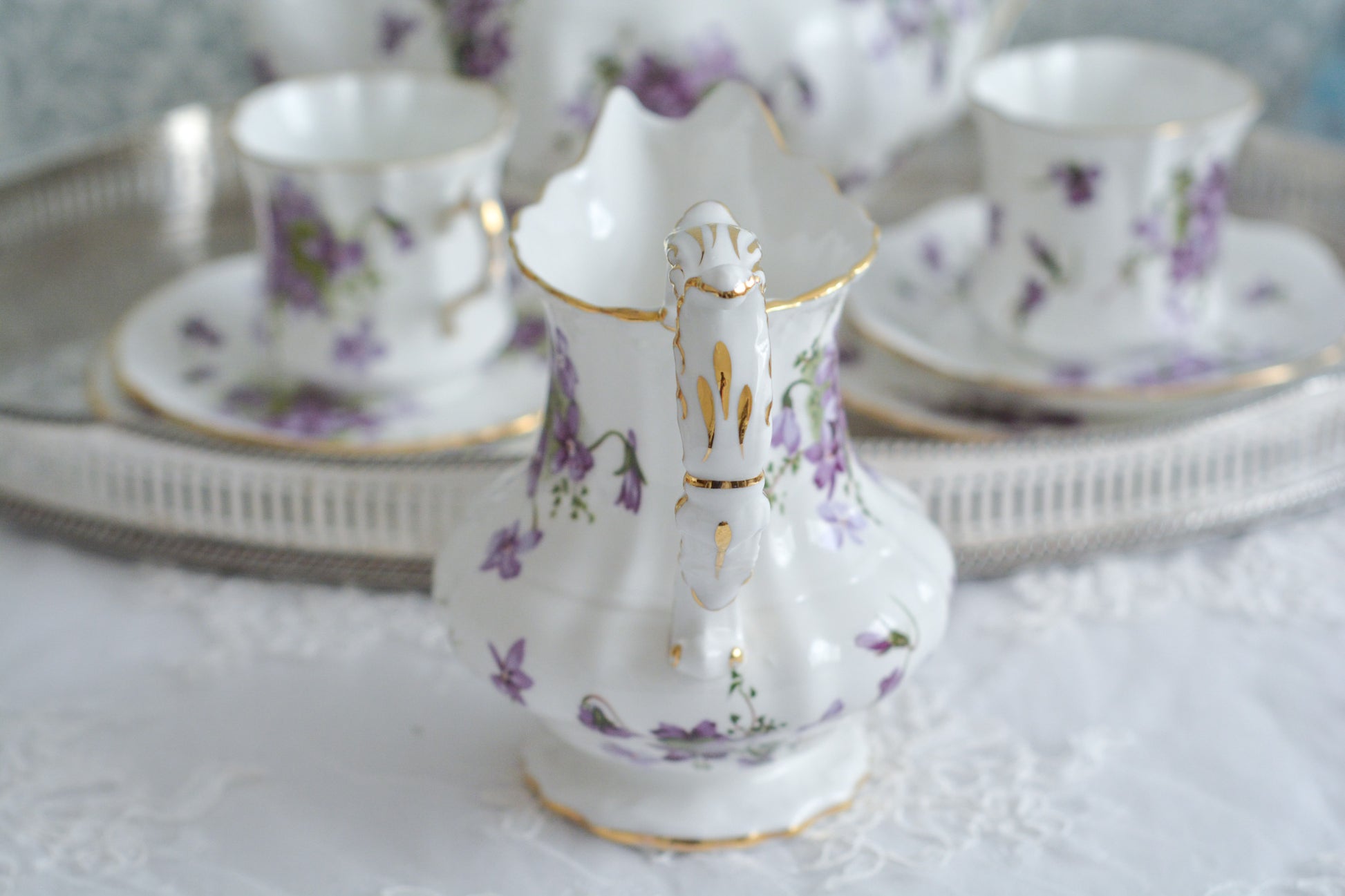 英国ヴィンテージ、ハマースレイの大きなミルクジャグ。人気のヴィクトリアンバイオレットのお品です。とても可憐で優美なデザイン。Rose Antiquesはコールポートをはじめ、英国アンティーク、ヴィンテージの食器をご紹介しています。