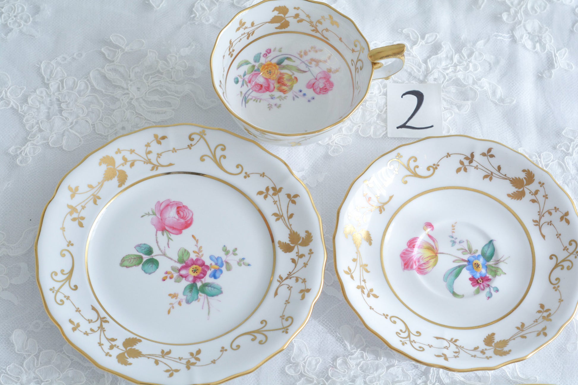 スポードの洗練されたデザインに、ハンドペイントで描かれた花々が大変美しいティートリオです。現代のテーブルにもマッチし、華やかにしてくれます。お花はハンドペイントで描かれているため一つ一つ違い、並べるとそれぞれのお花を見ることができてお話も盛り上がりそうです。