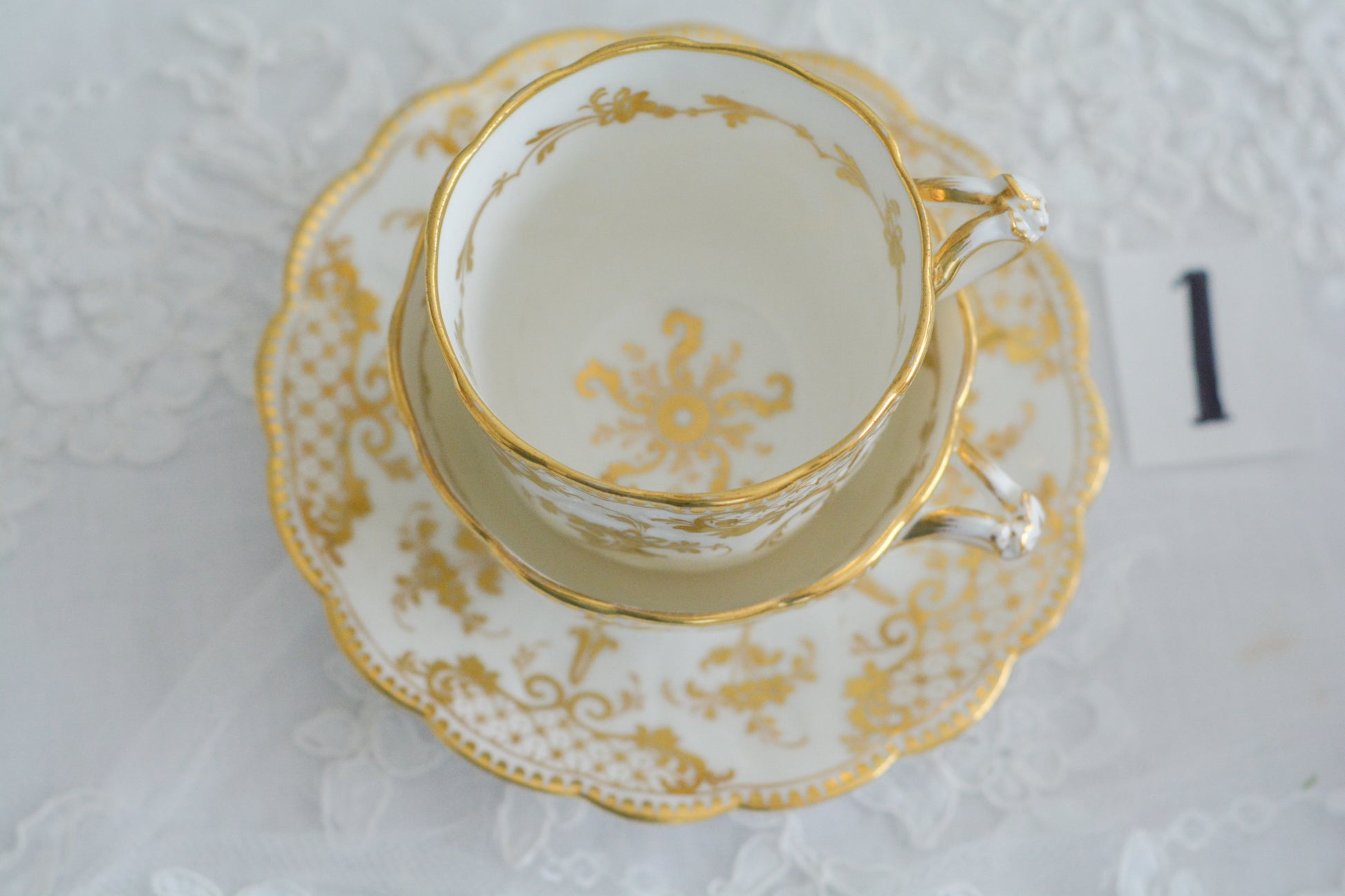 リッジウェイのFoliage Shapeのトゥルートリオ。ハンドル部分には葉っぱの模様がついていてとても可愛らしいシェイプです。白磁に金彩の模様がとても豪華でリッジウェイらしい作品です。トゥルートリオは、ティーカップ、コーヒーカップ、ソーサーのセットでヴィクトリア時代の初期頃まではトリオといえばこちらが主流でした。今ではとても貴重になっています。紅茶もコーヒーも楽しめるのがいいですね。