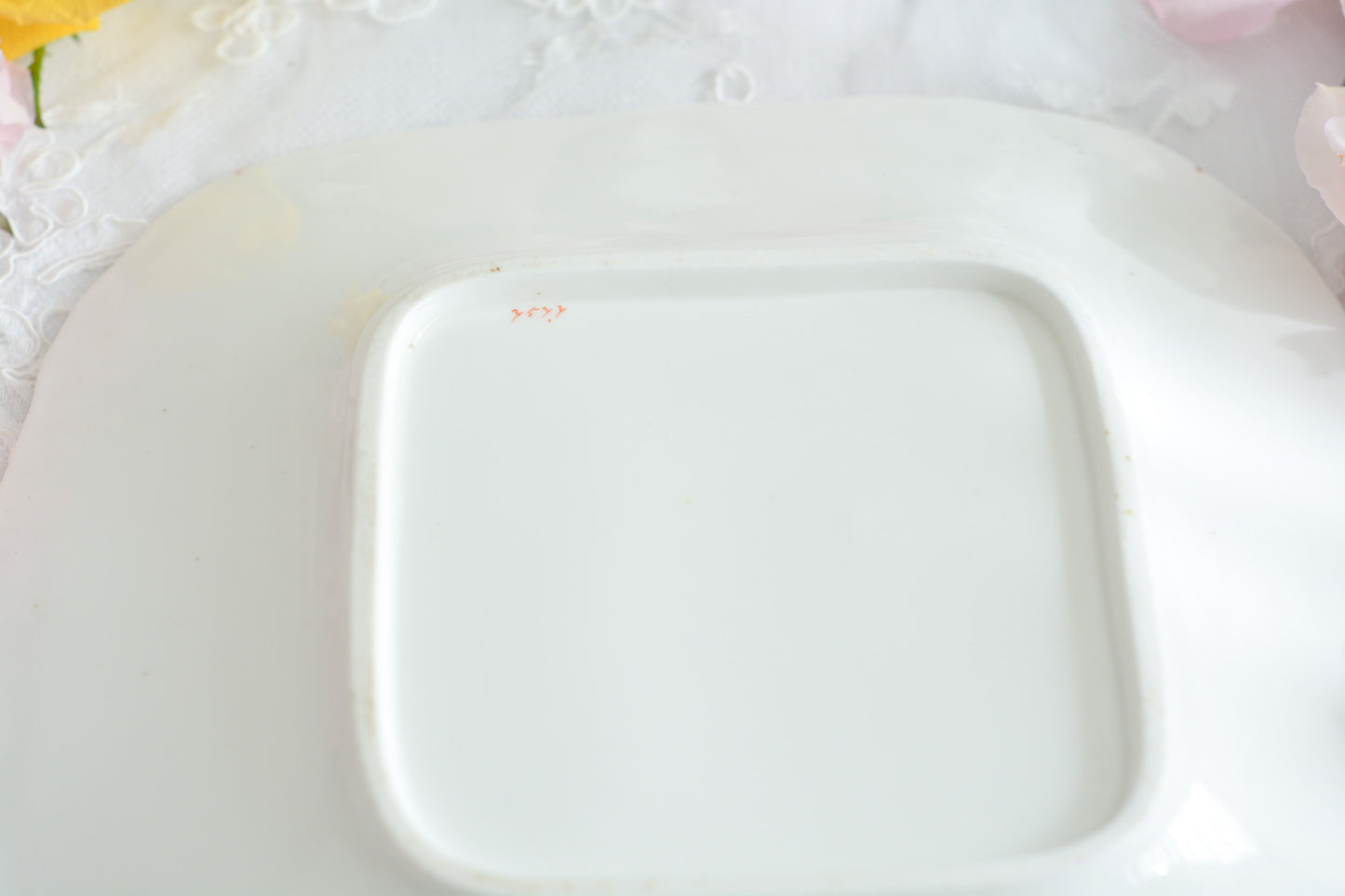 ミントンの とても可愛らしいB&Bプレートです。ハンドペイントで描かれたバラのお花がとても繊細なタッチでミントンらしい優しさがあります。B&Bプレートはブレッド&バタープレートのことで、パンやスコーン、サンドイッチはもちろん、お菓子を盛り付けても素敵です。