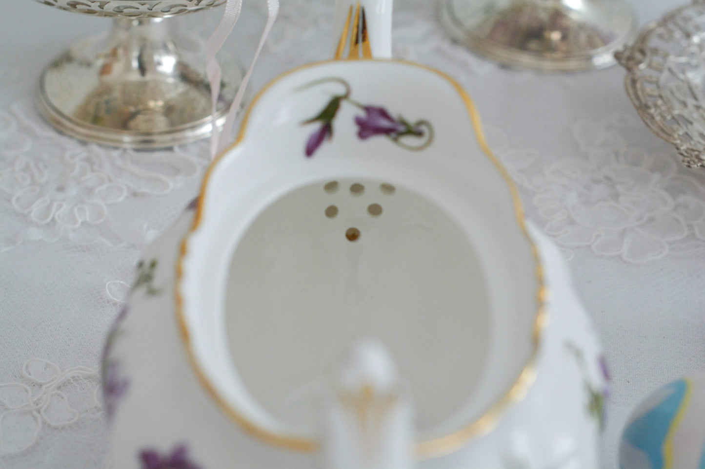 ハマースレイの人気シリーズ、ヴィクトリアンバイオレットシリーズのティーポットです。小さめのサイズで1〜2名のティータイムにぴったりなサイズです。可憐なすみれの模様と優雅なシェイプがとても美しく、おうちティータイムを華やかに盛り上げてくれます。こちらはオールドバックスタンプのお品で、貴重な1930年代頃の作品です。