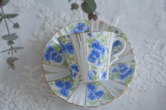 ロイヤルアルバートの美しいブルーバンジーのカップ&ソーサーです。カップのシェイプやハンドルも個性的で、ちょっと変わったロイヤルアルバートのお品を探していらっしゃる方におすすめです。残念ながらカップの底にヒビが入ってしまっているため、水漏れします。観賞用としてお楽しみください。