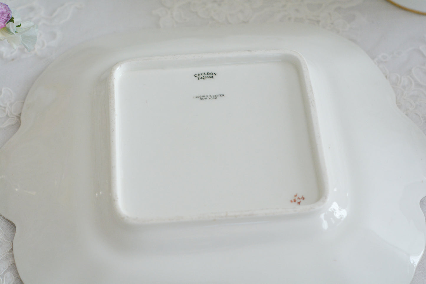 コウルドンのとても可愛らしいB&Bプレートです。エンボスの模様にハンドペイントで色つけされています。コウルドンらしい可憐で美しいこのプレートは、ニューヨークの小売店の特注品で、アメリカからやってきました。サインドイッチや焼き菓子、スイーツなど盛り付けてお楽しみください。イースターのテーブルコーディネートにもぴったりのお品です。