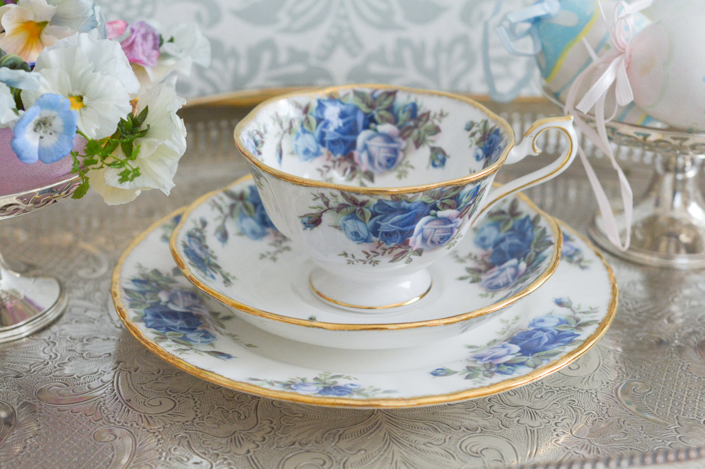 ブルーのバラが美しい、ロイヤルアルバートのムーンライトシリーズのティートリオです。オールドカントリーローズのブルーバージョンで、世界的に人気のあるシリーズです。英国湖水地方の庭園をイメージしたと言われる、美しい色合いがとても美しくティータイムを彩ります。こちらは全部で3点ございます。