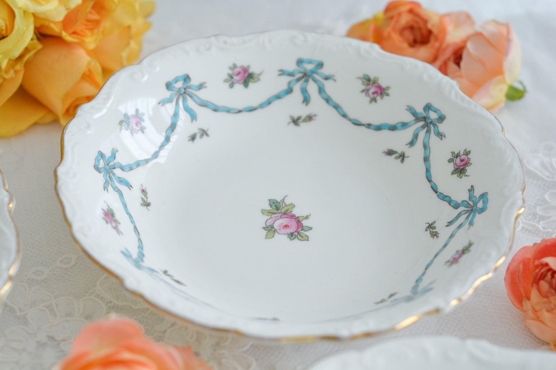 コールポートのリボンと薔薇の模様が可愛らしいボウルの4点セット。ハンドペイントで色つけされ、可愛らしく使いやすいボウルです。