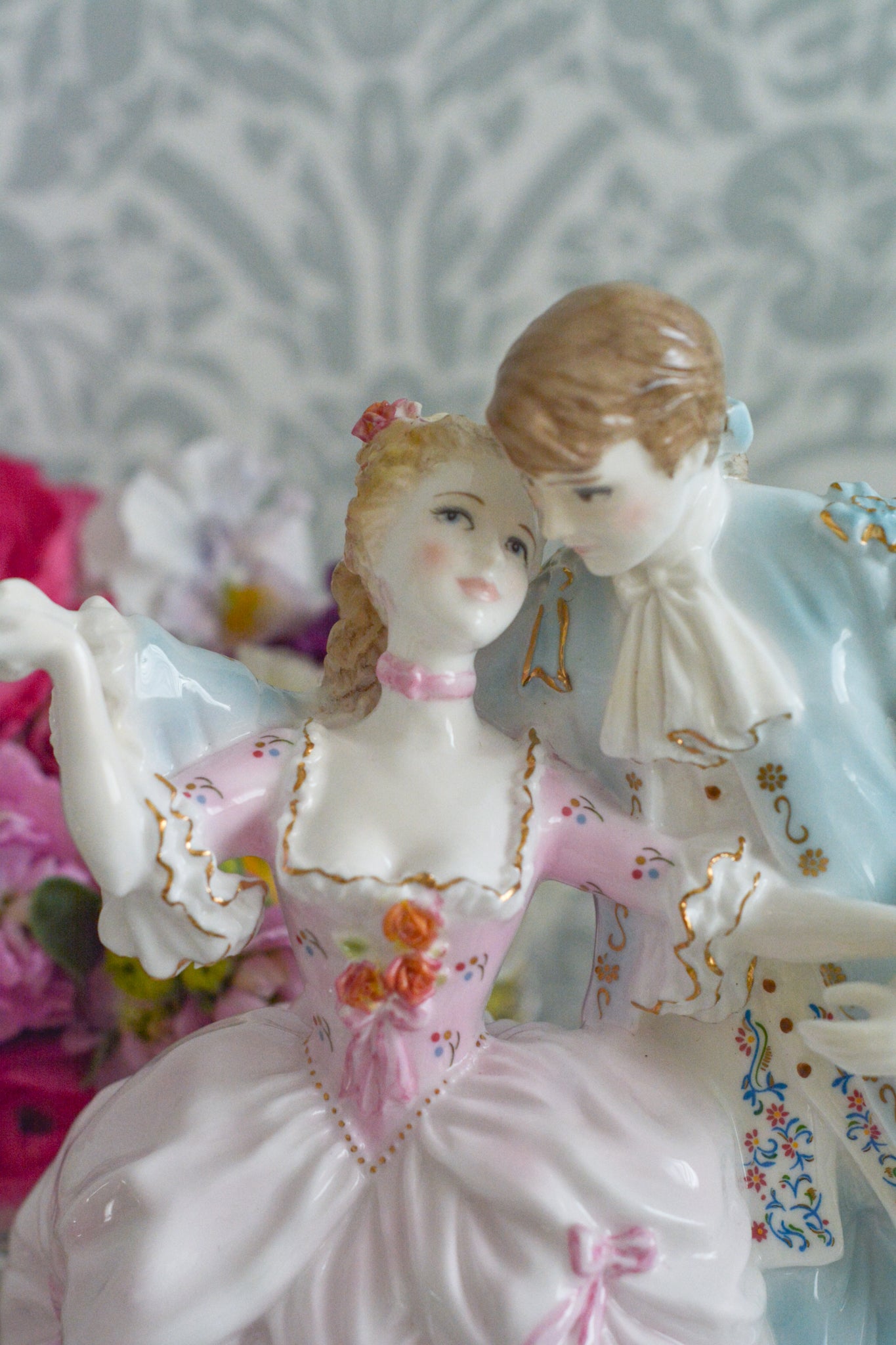 ロイヤルウースターの「AGE  OF CORTSHIP」シリーズの「The Flirtation」というフィギュリンです。「The Flirtation」「The Tryst」「The Betrothal」「The Proposal」があり、シリーズ名の通り、男女ペアのフィギュリンで構成されています。 寄り添ってダンスしているようにも見えます。 そしてパステルカラーの衣装の雰囲気やお顔の表情も柔らかく、初々しい様子も伝わってきます。2500体しか製造されていない大変貴重なフィギュリンです。