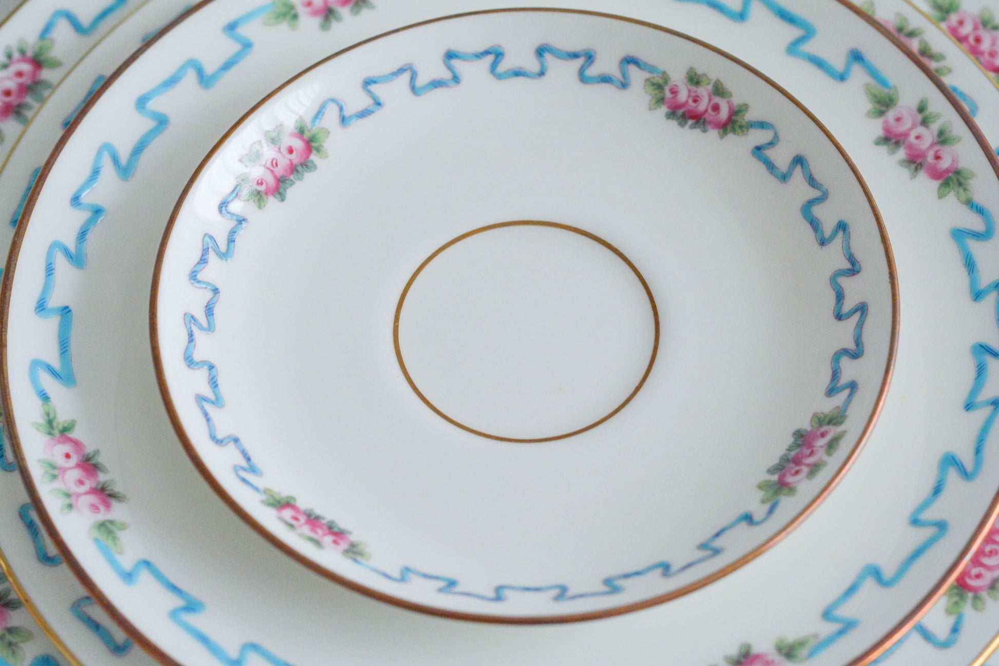 ミントンブルーのリボンに可憐な薔薇の模様が可愛らしいティーセット。カップ&ソーサー、サイドプレート、ランチョンプレート、ディナープレートのお得なセットで、どのシーンにも対応できるセットです。お茶やお食事などこのセットでお楽しみください。大きなプレートはサービングプレートとしても活躍します