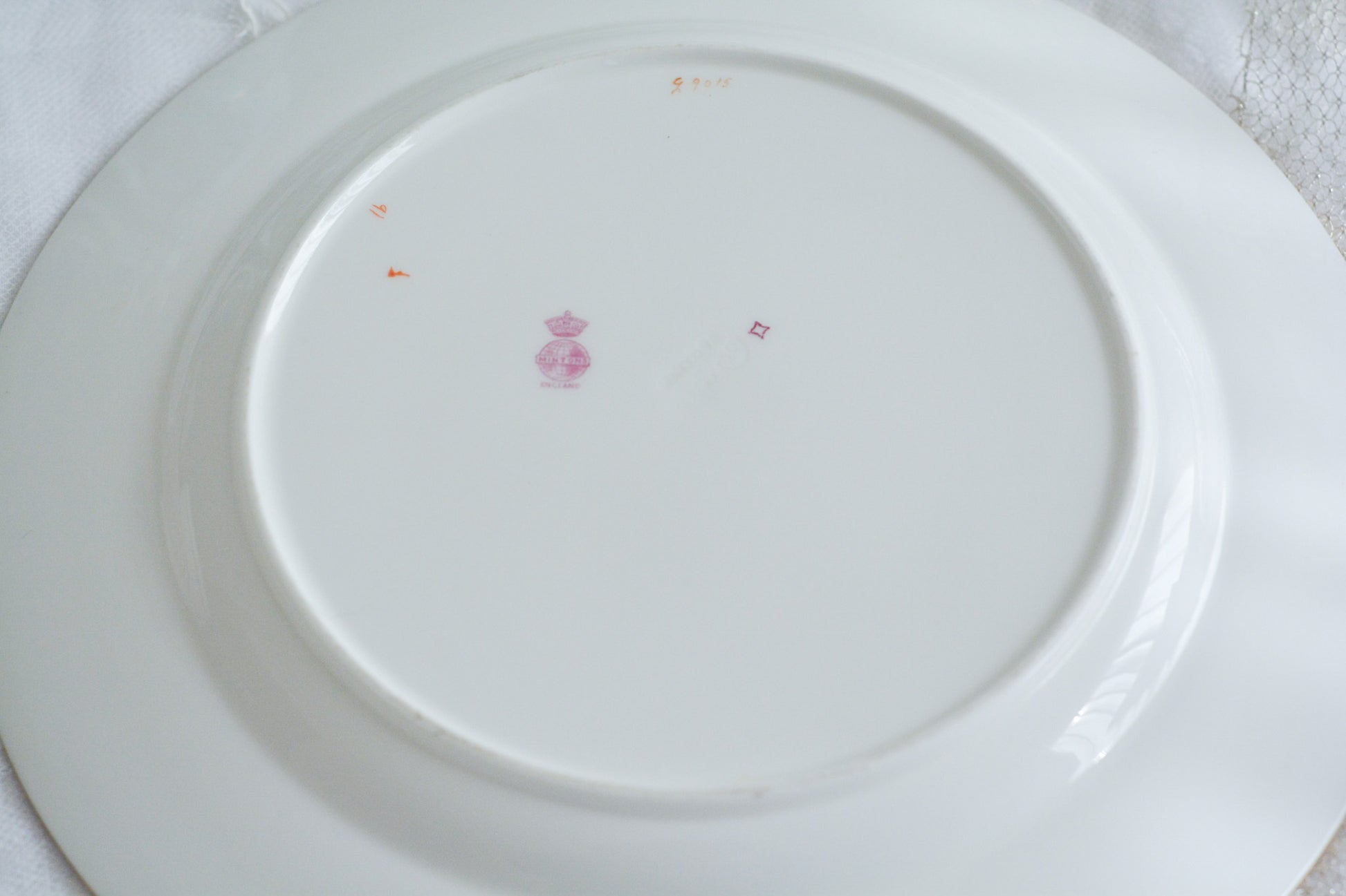 ミントンブルーのリボンに可憐な薔薇の模様が可愛らしいティーセット。カップ&ソーサー、サイドプレート、ランチョンプレート、ディナープレートのお得なセットで、どのシーンにも対応できるセットです。お茶やお食事などこのセットでお楽しみください。大きなプレートはサービングプレートとしても活躍します