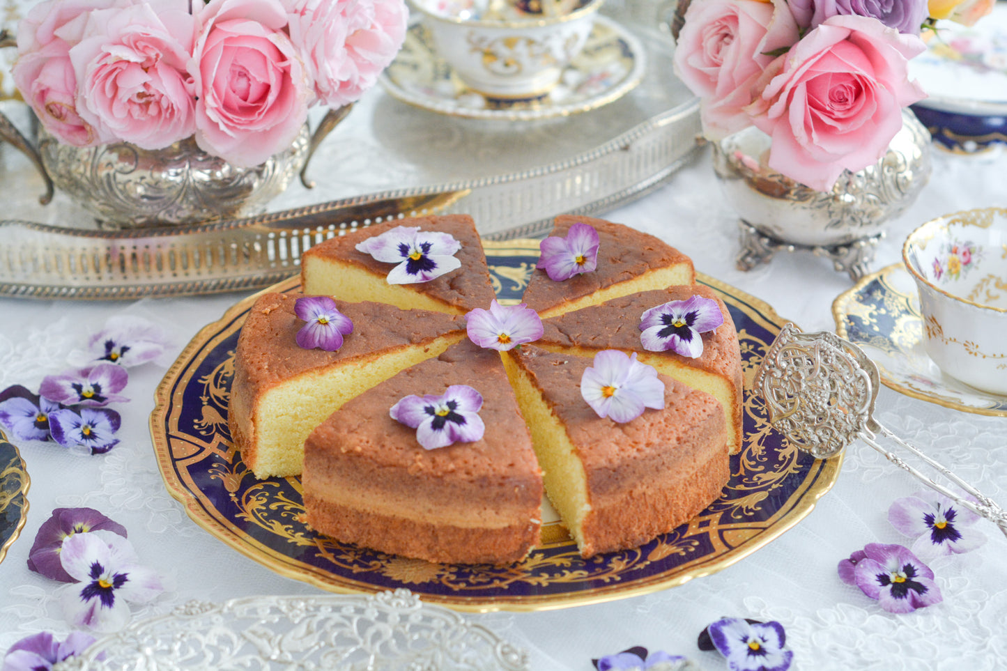 美しいコバルトブルーのお色に、豪華な金彩の模様。ロイヤルドルトンのとっても豪華なディナープレートです。大きいサイズなので、サービングプレートにもお使いいただけます。どんなお菓子やお料理も華やかに演出してくれそう。状態も大変よく、活躍してくれること間違いなしです!