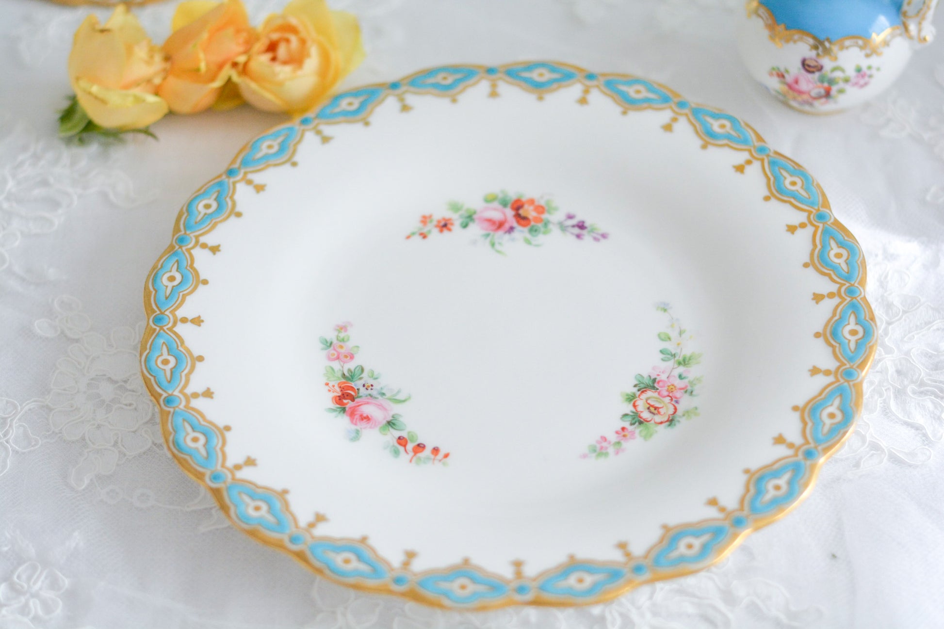 ミントンブルーが際立つ花々が美しいプレート。ハンドペイントで丁寧に描かれた花々が大変美しいです。縁に描かれたミントンブルーの模様がどんなものを盛り付けても引き立ててくれるデザインです