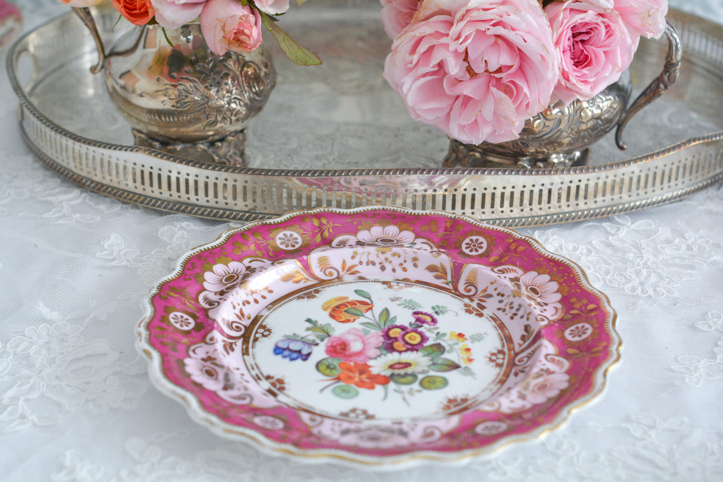 19世紀中頃に作られたピンクとマルーンカラーのプレート。手描きで大きな花束絵が大胆にとても美しく描かれています。色使いもデザインもアンティークならでは。どんなお菓子も乗せるだけで特別なお菓子に!とっても華やかなこちらのプレート、ティータイムに、日々のお茶の時間にぜひお使いくださいね。