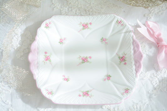 シェリーのディンティーシェイプが可愛らしい、ブライダルローズシリーズのティートリオです。シェリーの中でも人気のあるシリーズです。ピンク色のハンドルにバラの模様がとても可愛らしく、いつものティータイムが楽しみになりますね。