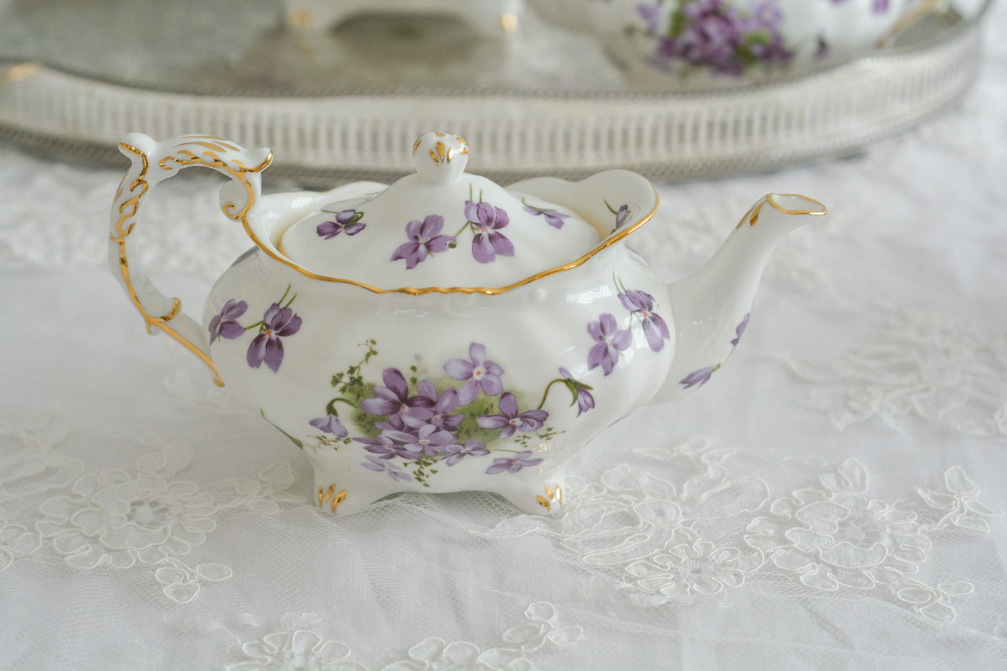 英国ヴィンテージ、ハマースレイの人気シリーズヴィクトリアンバイオレットシリーズの貴重なティーポット。Rose Antiquesはコールポートをはじめ、英国アンティーク磁器を中心にご紹介しています。