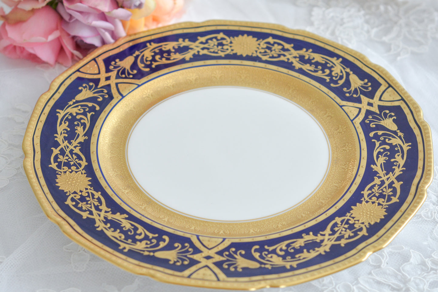 美しいコバルトブルーのお色に、豪華な金彩の模様。ロイヤルドルトンのとっても豪華なディナープレートです。大きいサイズなので、サービングプレートにもお使いいただけます。どんなお菓子やお料理も華やかに演出してくれそう。状態も大変よく、活躍してくれること間違いなしです!