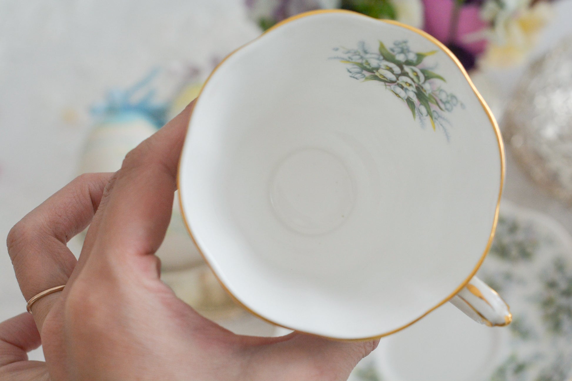 ロイヤルアルバートのネルグウィンシリーズ。ネル・グウィンはイングランド王チャールズ2世の寵姫です。このシリーズはロンドンの地域名やストリート名がつけられています。このランベスは全面にスズランの美しい絵柄が印象的。ネルグウィンシリーズの中でも入手困難なお品です。人気のすずらん柄のカップがティータイムを彩ります。