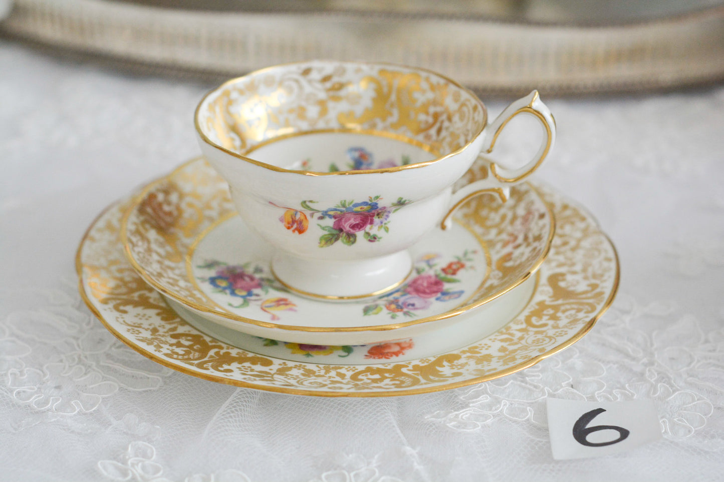 ハマースレイの豪華なティートリオとB&Bプレート。金彩の華やかな模様にブーケ柄のプリントが映えます。ハマースレイらしい優美なシェイプで、ティータイムに花を添えてくれるデザインです。それぞれ状態が異なりますので、プルダウンよりお選びください。ティートリオの④〜⑥はカップにヒビがあり、水漏れするため観賞用としてお勧めします。プレートはそれぞれお使いいただけます。