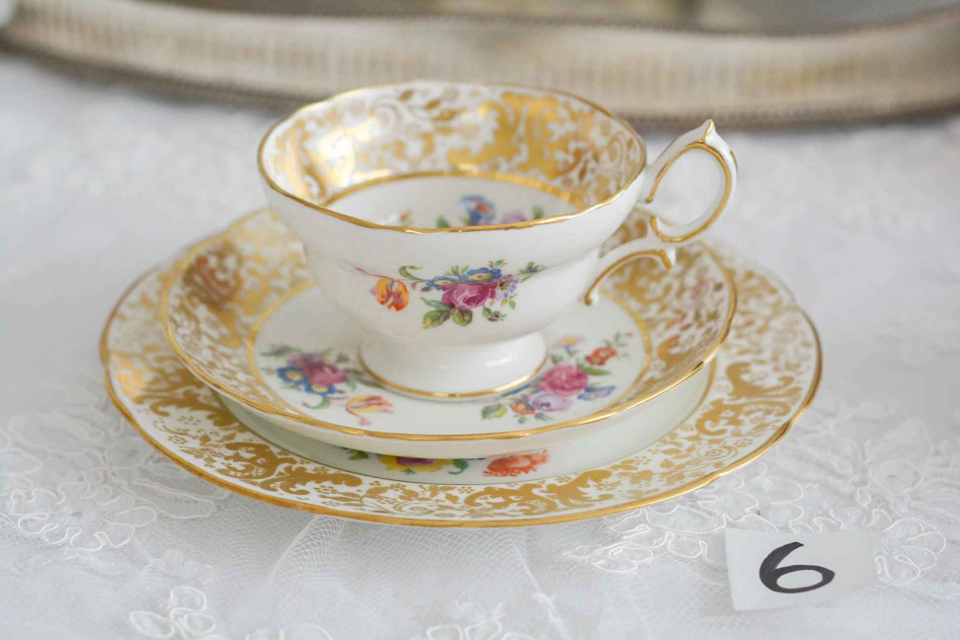 ハマースレイの豪華なティートリオとB&Bプレート。金彩の華やかな模様にブーケ柄のプリントが映えます。ハマースレイらしい優美なシェイプで、ティータイムに花を添えてくれるデザインです。それぞれ状態が異なりますので、プルダウンよりお選びください。ティートリオの④〜⑥はカップにヒビがあり、水漏れするため観賞用としてお勧めします。プレートはそれぞれお使いいただけます。