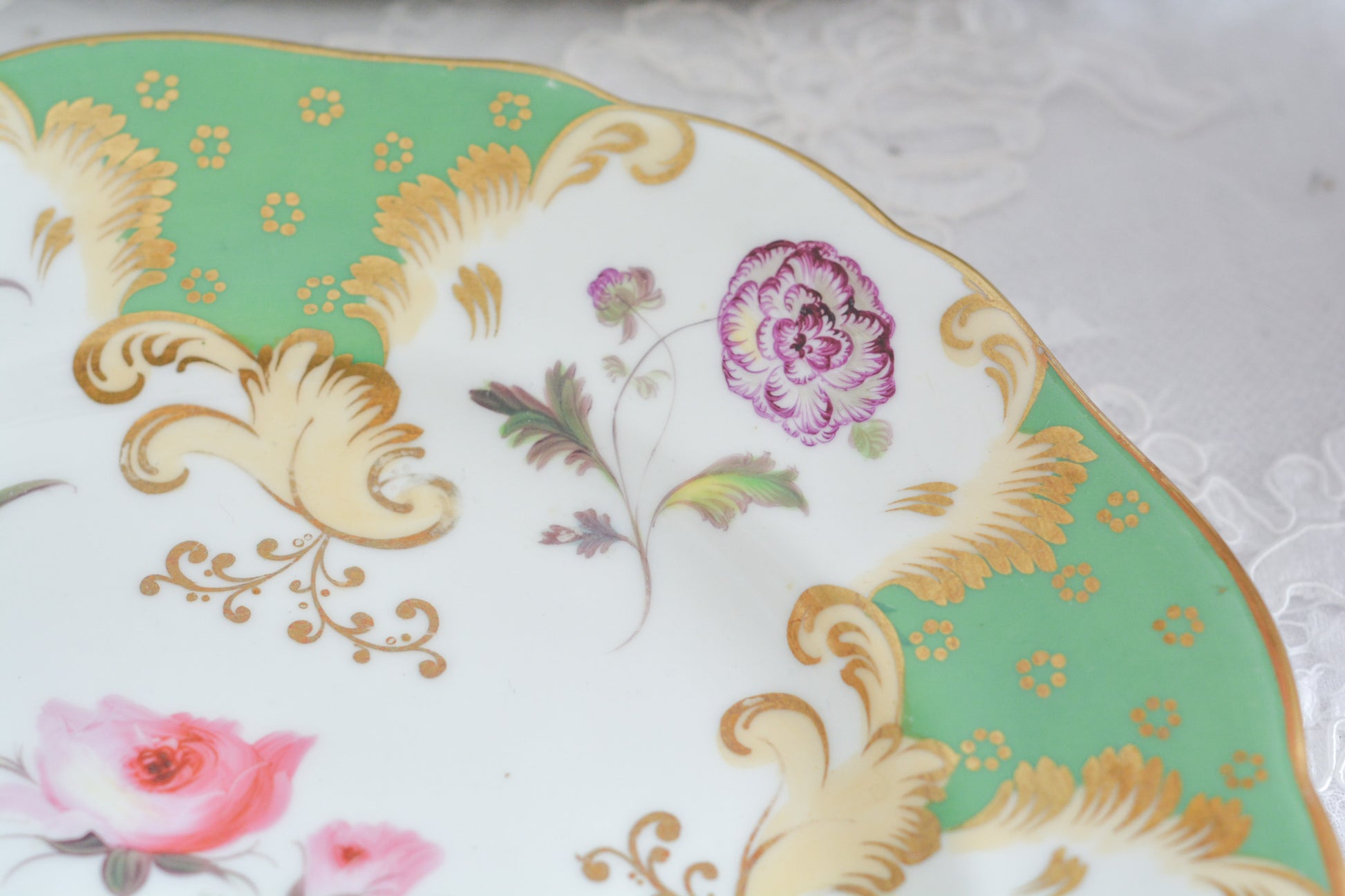 J.Green&Sonsという小売店のプレートです。J.Green&Sonsは1934年から1842年に聖ポール大聖堂近くに店を構えていました。大きなお店だったようです。メーカーのバックスタンプはありません。小売店の希望でメーカーのバックスタンプを入れなかったと推察しています。ハンドペイントで丁寧に描かれた1輪の花々。とても大変生き生きと描かれていて、見ていて飽きません。