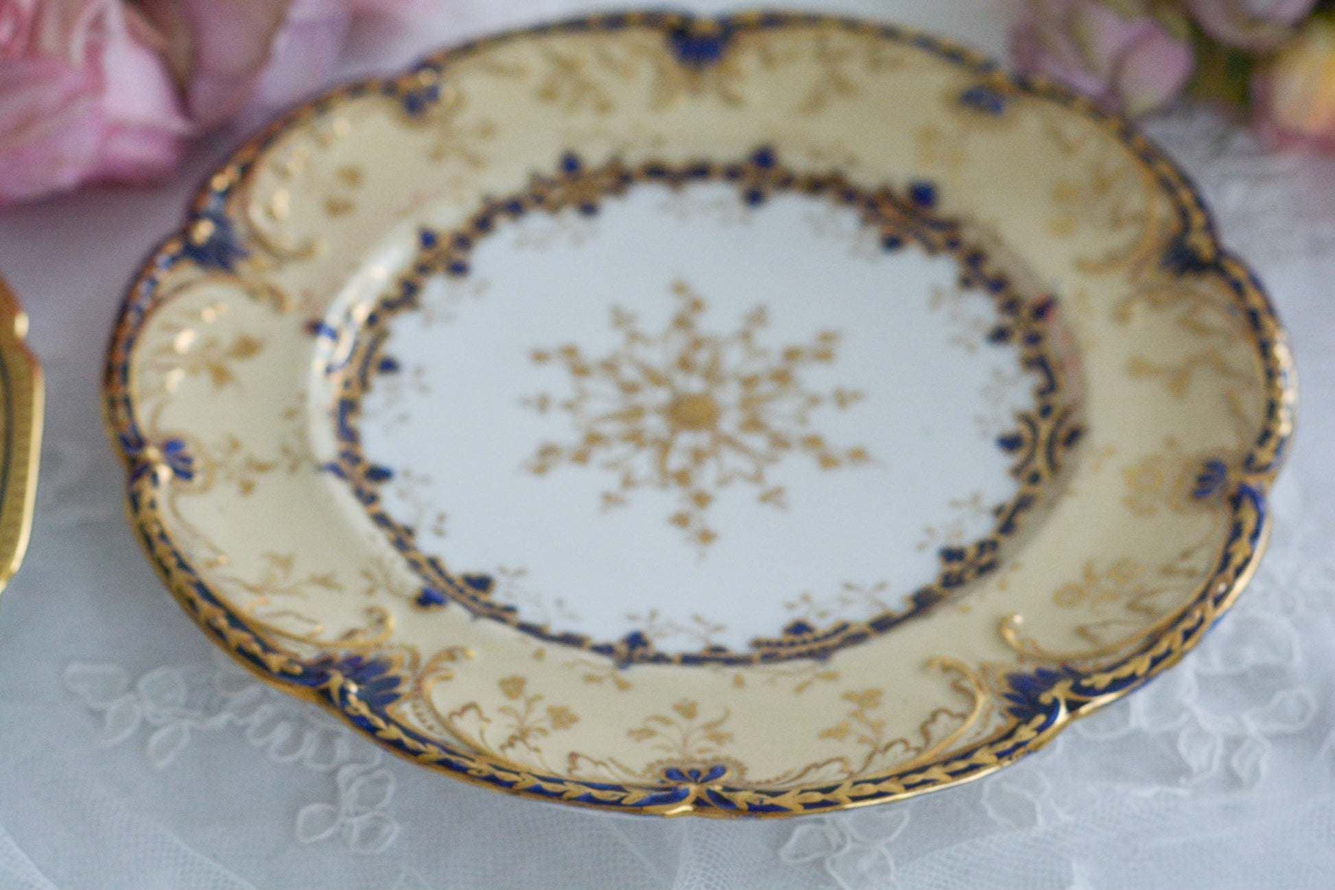 コバルトブルーに金彩の縁どりに豪華な模様。ロココリバイバルの優美なプレートです。バックスタンプには小売店のスタンプのみですが、以前ご紹介したアデレードシェイプにデザインがよく似ております、その為、コールポートの作品かなと推察しております。スイーツやフルートのせて当時ような華やかなティータイムをお楽しみください。