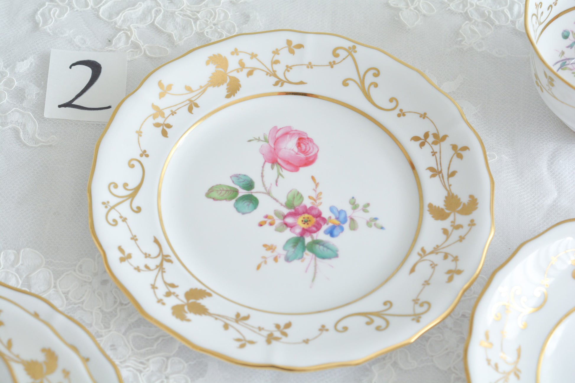 スポードの洗練されたデザインに、ハンドペイントで描かれた花々が大変美しいティートリオです。現代のテーブルにもマッチし、華やかにしてくれます。お花はハンドペイントで描かれているため一つ一つ違い、並べるとそれぞれのお花を見ることができてお話も盛り上がりそうです。