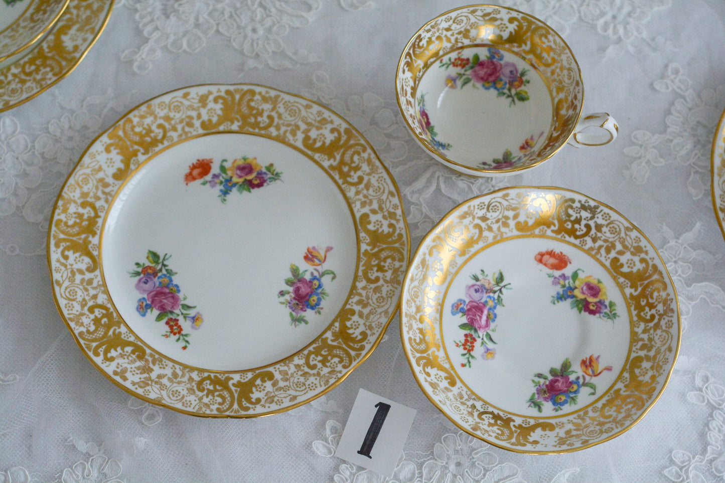 ハマースレイの豪華なティートリオとB&Bプレート。金彩の華やかな模様にブーケ柄のプリントが映えます。ハマースレイらしい優美なシェイプで、ティータイムに花を添えてくれるデザインです。それぞれ状態が異なりますので、プルダウンよりお選びください。ティートリオの④〜⑥はカップにヒビがあり、水漏れするため観賞用としてお勧めします。プレートはそれぞれお使いいただけます。