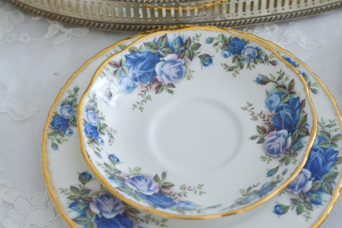 ブルーのバラが美しい、ロイヤルアルバートのムーンライトシリーズのティートリオです。オールドカントリーローズのブルーバージョンで、世界的に人気のあるシリーズです。英国湖水地方の庭園をイメージしたと言われる、美しい色合いがとても美しくティータイムを彩ります。こちらは全部で3点ございます。