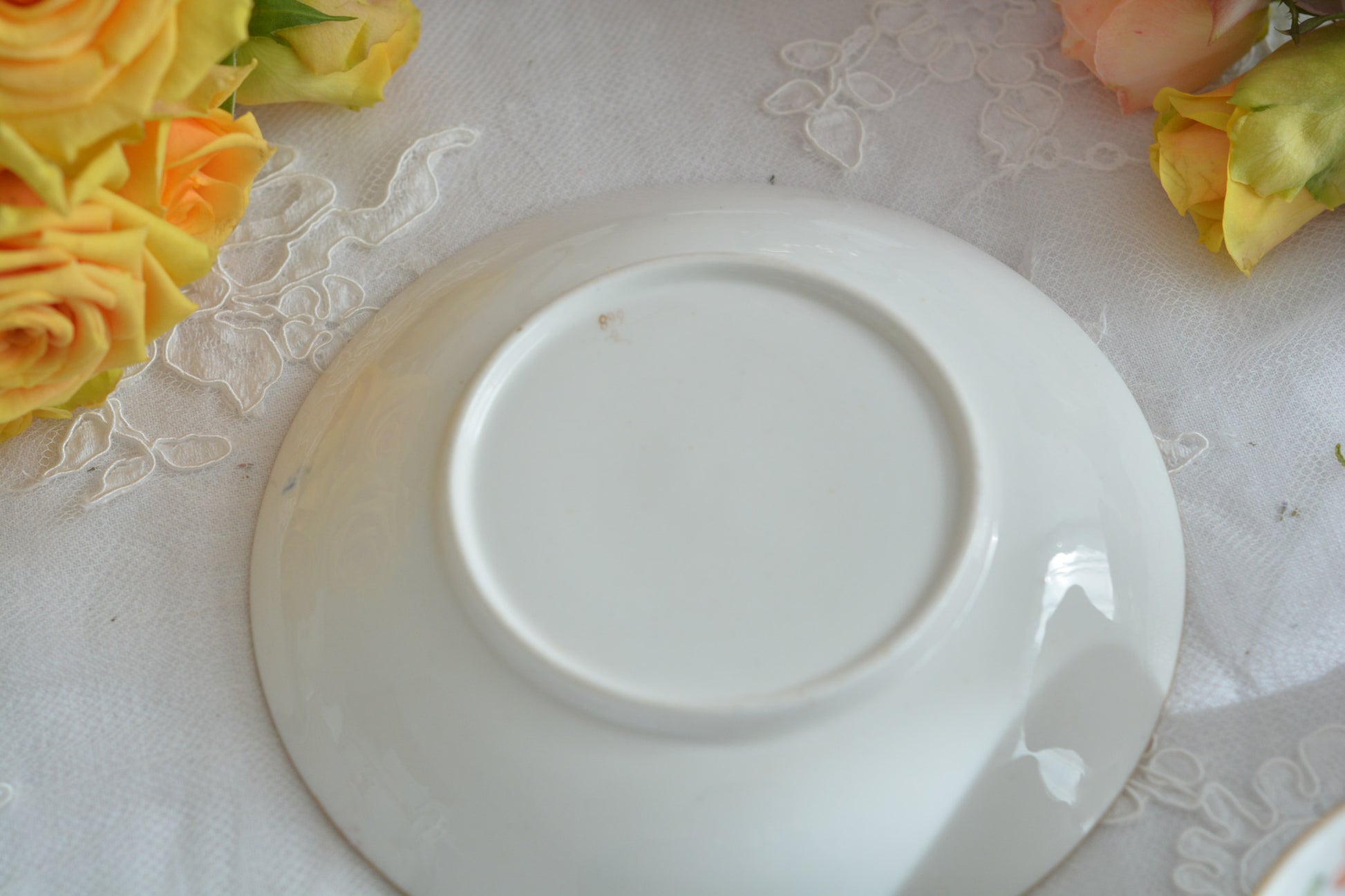 伊万里スタイルが美しいトゥルートリオ。コールポートのエンパイアシェイプによく似ています。1820年〜30年頃の作品と思われ、約200年が経過してなお美しく凛とした姿は日本の侘び寂びにも通じるのではないでしょうか?紅茶、コーヒーだけでなく、緑茶にもよく合いそうですね。トゥルートリオは、ティーカップ、コーヒーカップ、ソーサーのセットで、紅茶とコーヒーどちらもお楽しみいただけるセットです。