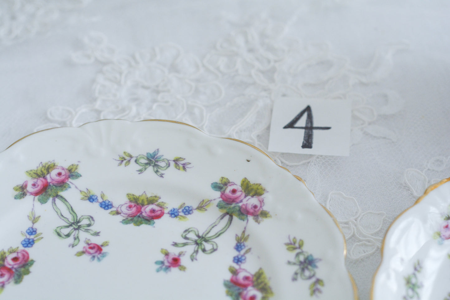 コリンウッドのリボンにバラのガーランドがとっても可愛らしいティートリオ、ミルクジャグ、スロップボウル、デザートプレートがやってきました!ハンドペイントで色つけされたバラやリボンを眺めているだけで気持ちが上向きになる可愛らしさです。ぜひ春のティータイムに。プルダウンから、単品ご選択頂けます