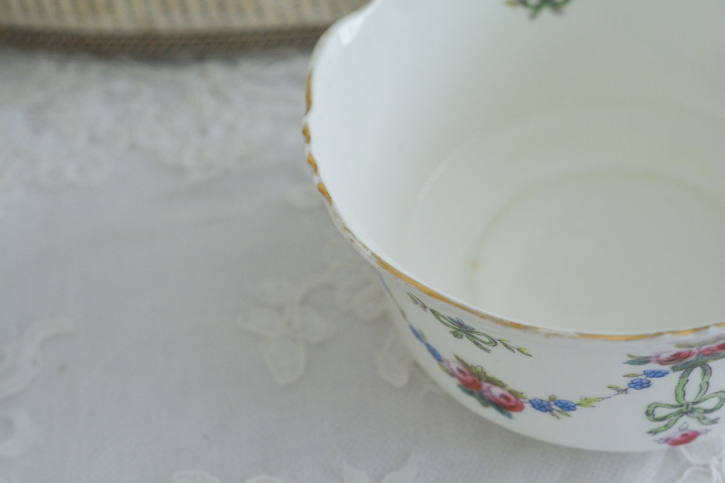 コリンウッドのリボンにバラのガーランドがとっても可愛らしいティートリオ、ミルクジャグ、スロップボウル、デザートプレートがやってきました!ハンドペイントで色つけされたバラやリボンを眺めているだけで気持ちが上向きになる可愛らしさです。ぜひ春のティータイムに。プルダウンから、単品ご選択頂けます