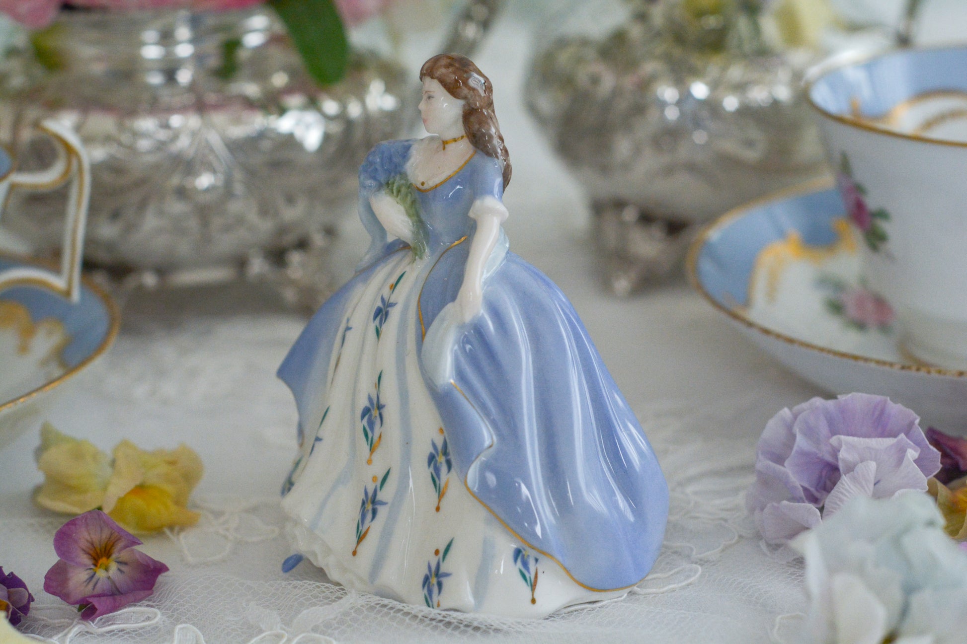 コールポートの小さなフィギュリン「IRIS」。アイリスのブーケを抱えてドレスにもアイリスのお花があしらわれています。優しげな表情も美しい。ミニサイズですが存在感があります。ティータイムにも使いやすいサイズ感も嬉しいですね。このお花のシリーズの小さなフィギュリンは何種類かあり、ついつい集めたくなってしまいます。